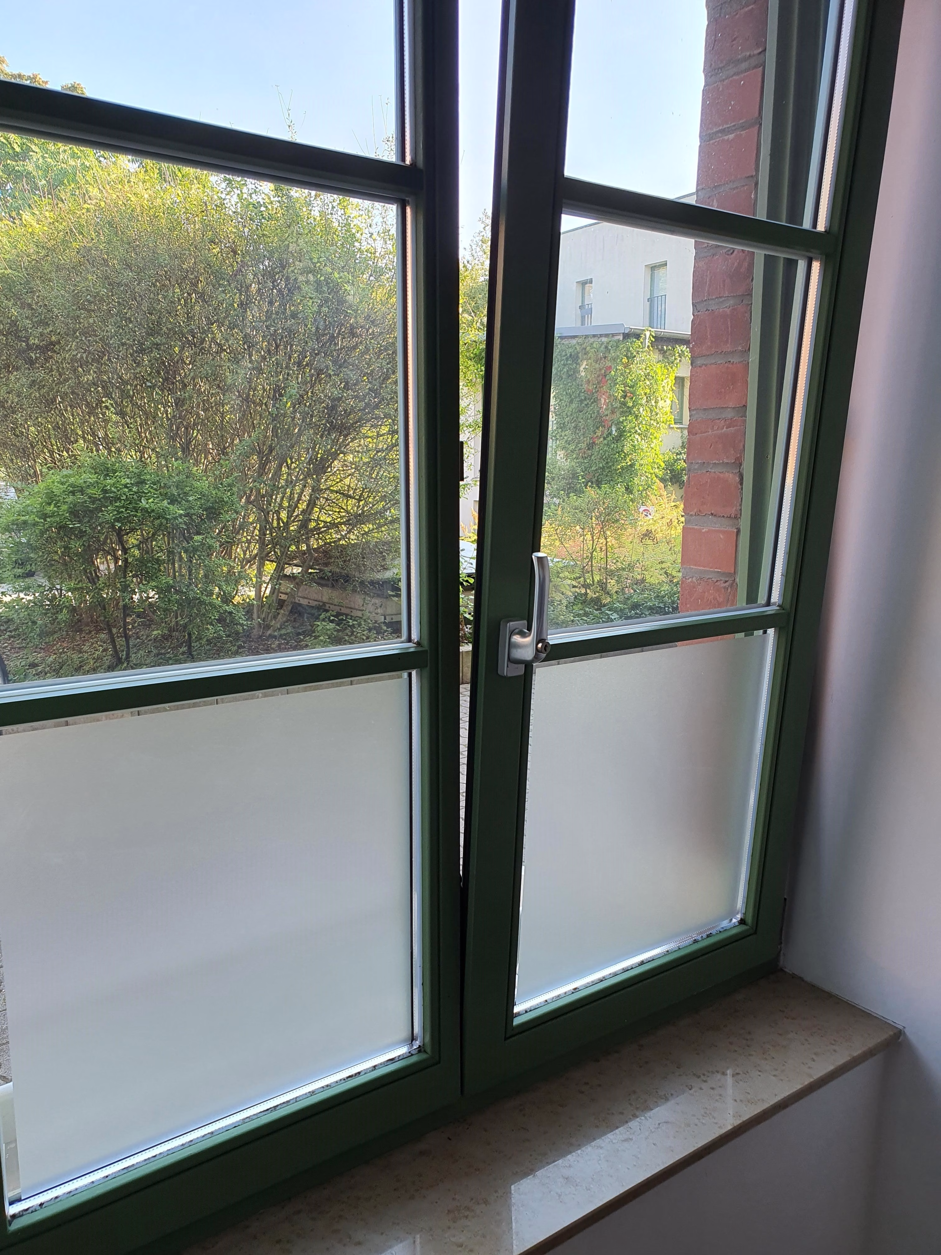 Sichtschutzfolie im Frostglas Design als Blickschutz am Fenster halb hoch montiert.