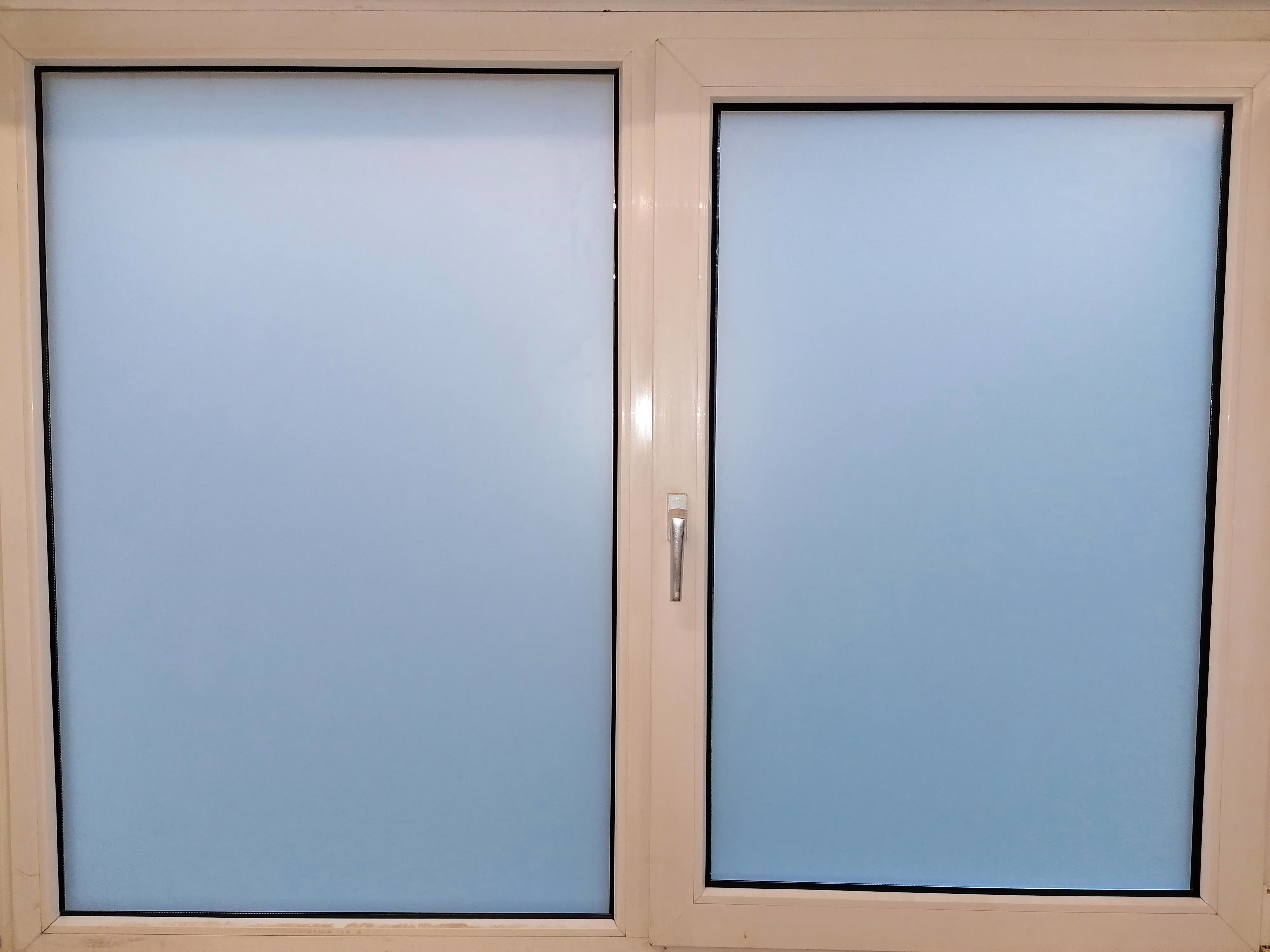 Milchglasfolie weiß matt auf einem Doppelfenster