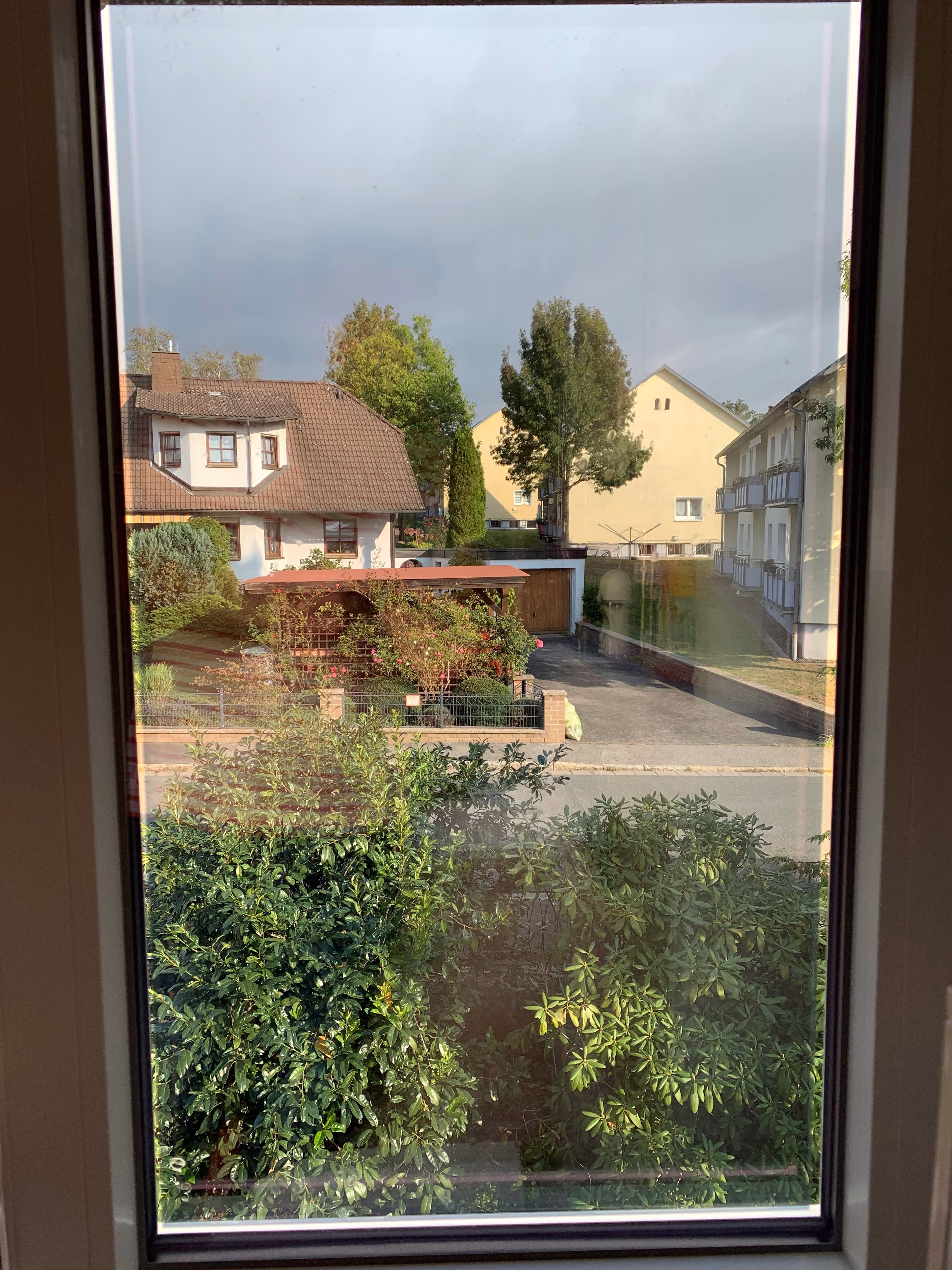 Blick aus Fenster mit silberner Spiegelfolie als Sichtschutz