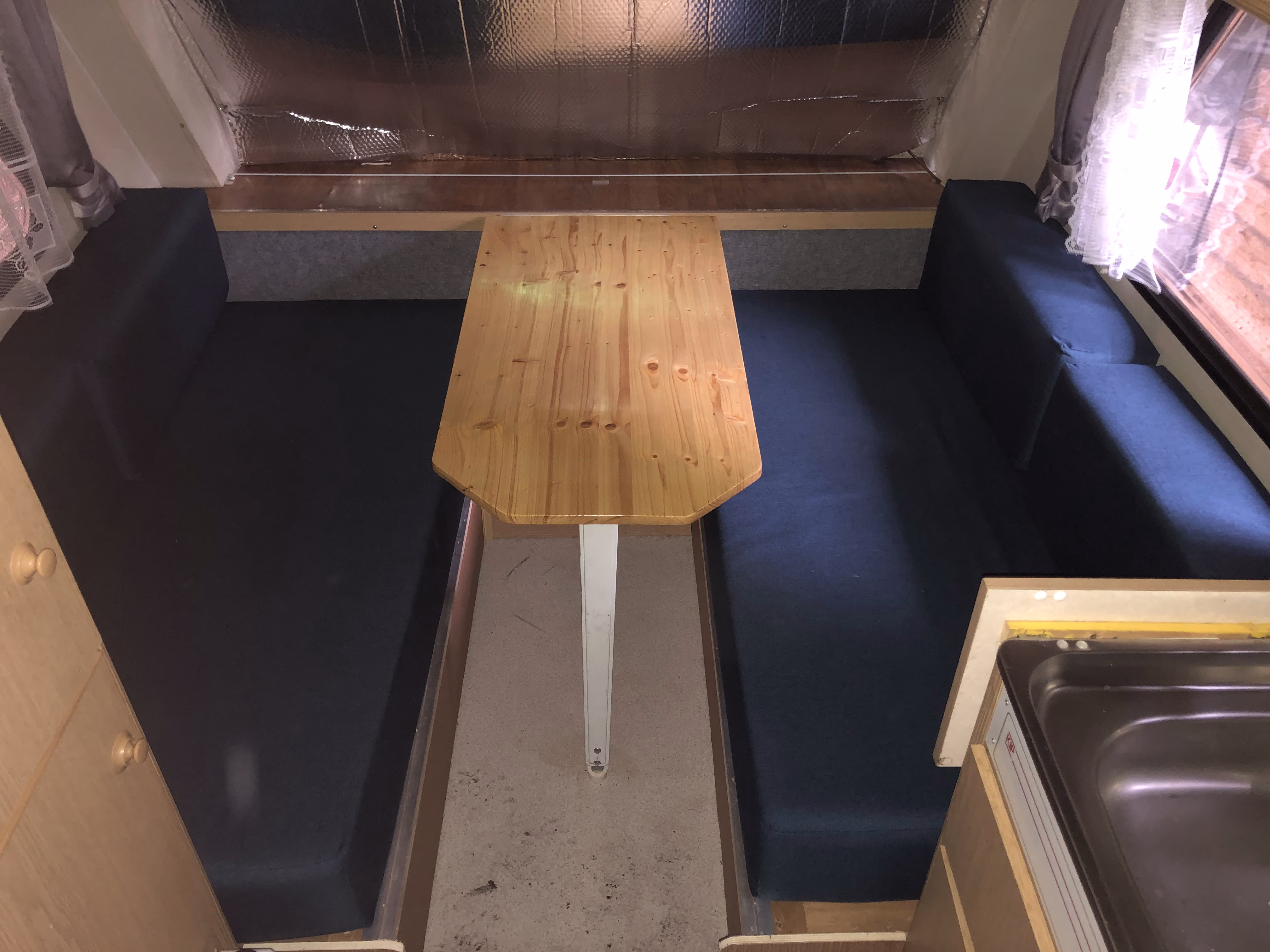 Möbelfolie erneuert einen Tisch im Wohnmobil