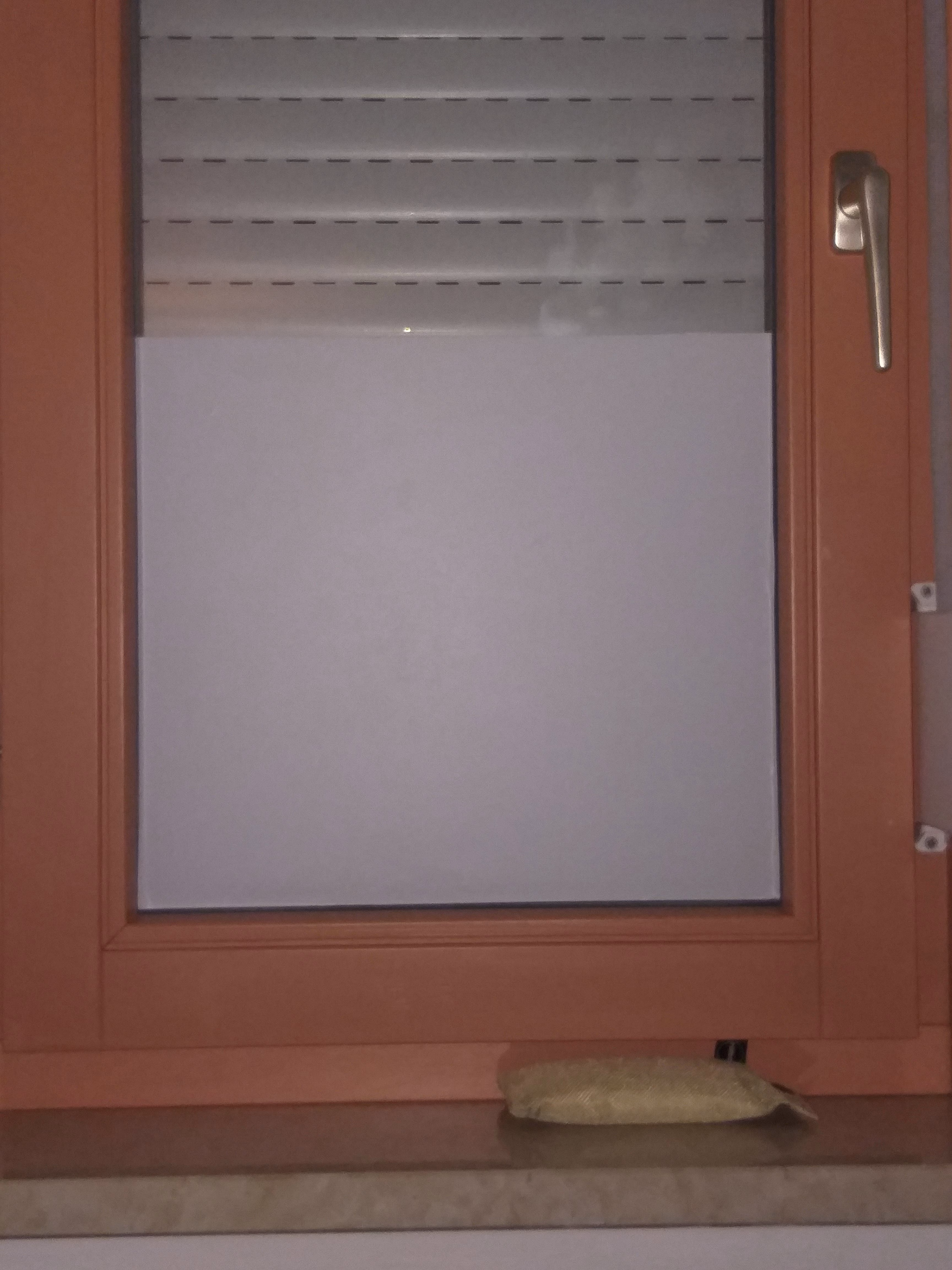 Milchige Fensterfolie als Sichtschutz