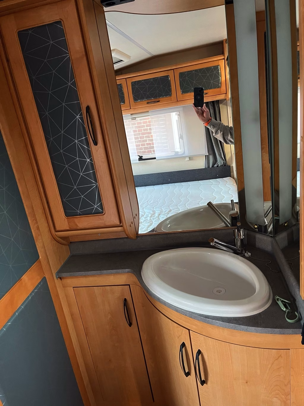 Waschtisch in Wohnwagen mit Möbelfolie