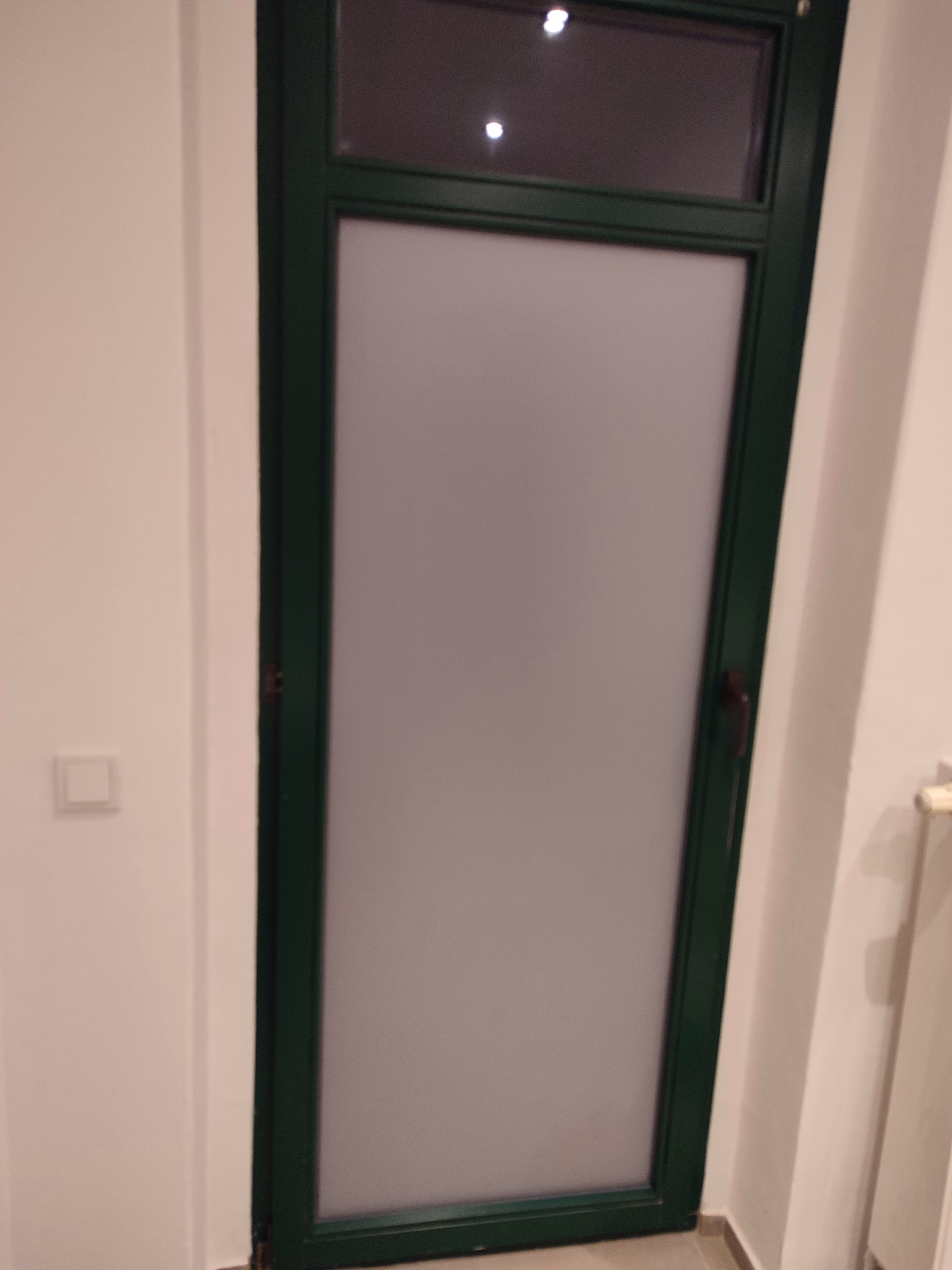 Milchglasfolie als Sichtschutz auf einem Badezimmerfenster angebracht.