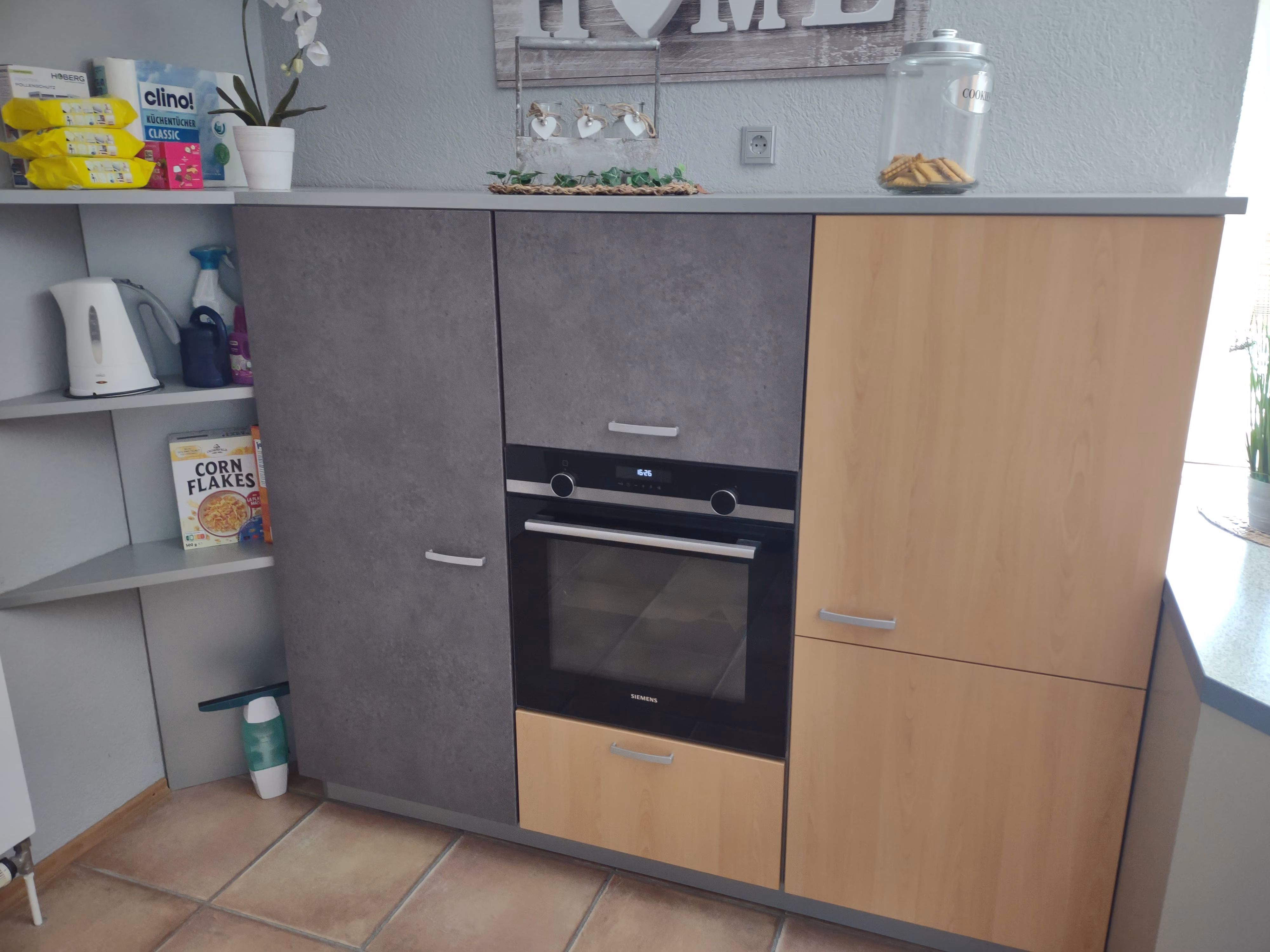 Teilweise folierte Küche mit Betonoptik Klebefolie