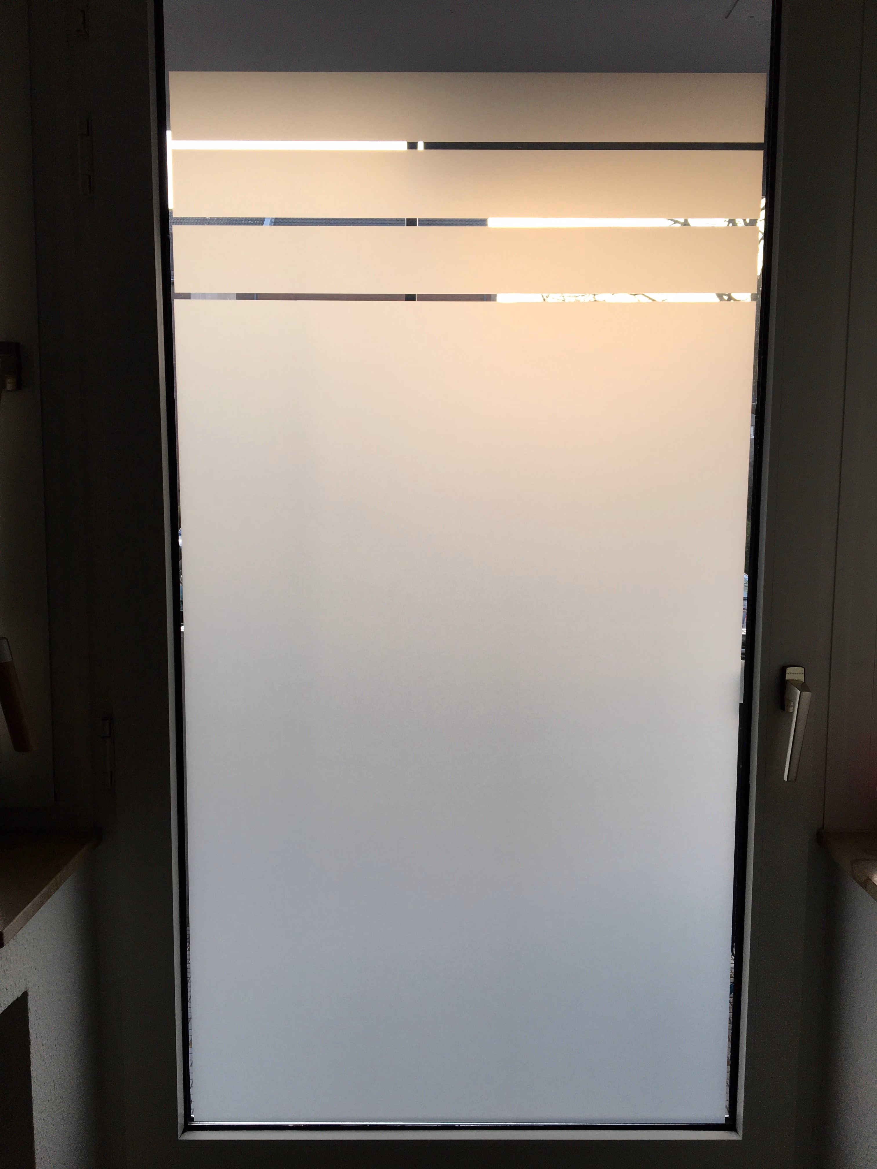 Streifen Milchglasfolie am Fenster