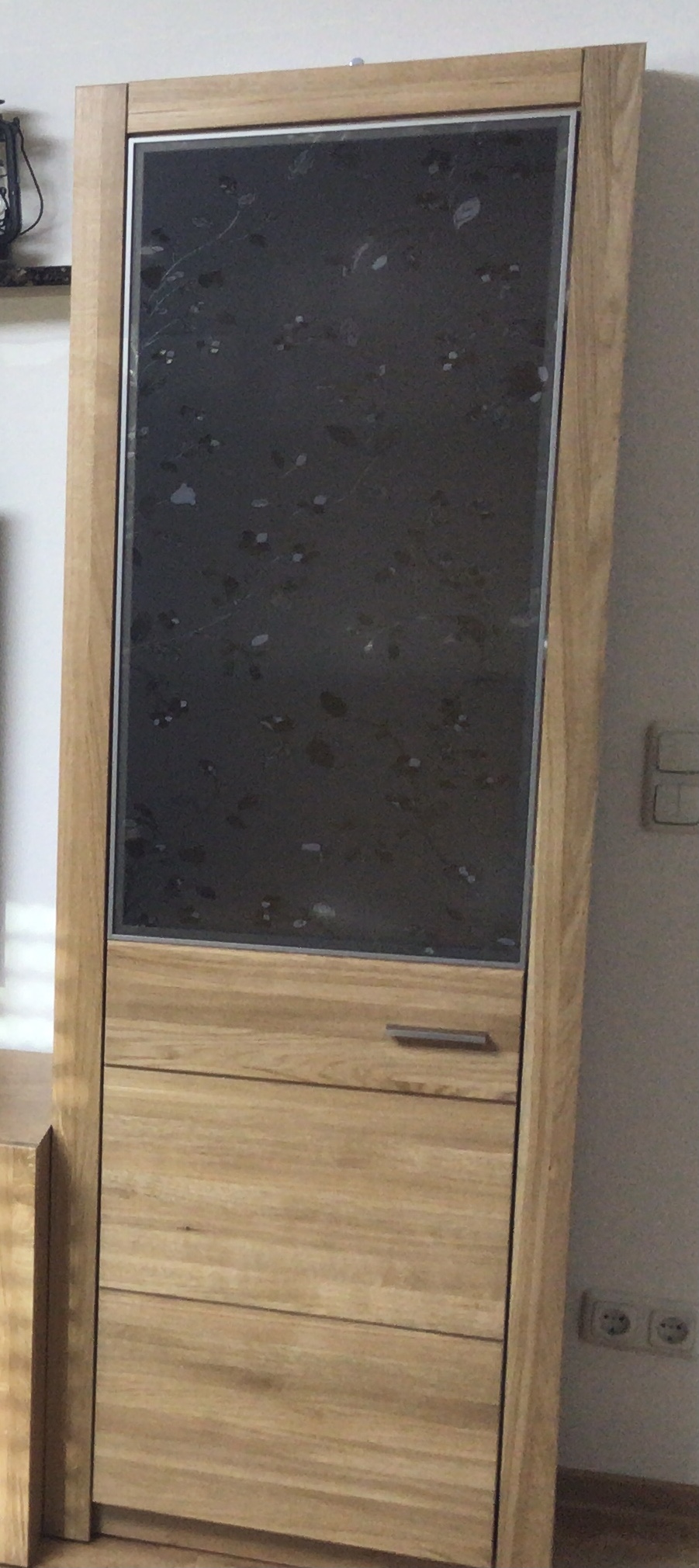 Glasvitrine mit Adhäsionsfolie Blumenranken (geprägt)