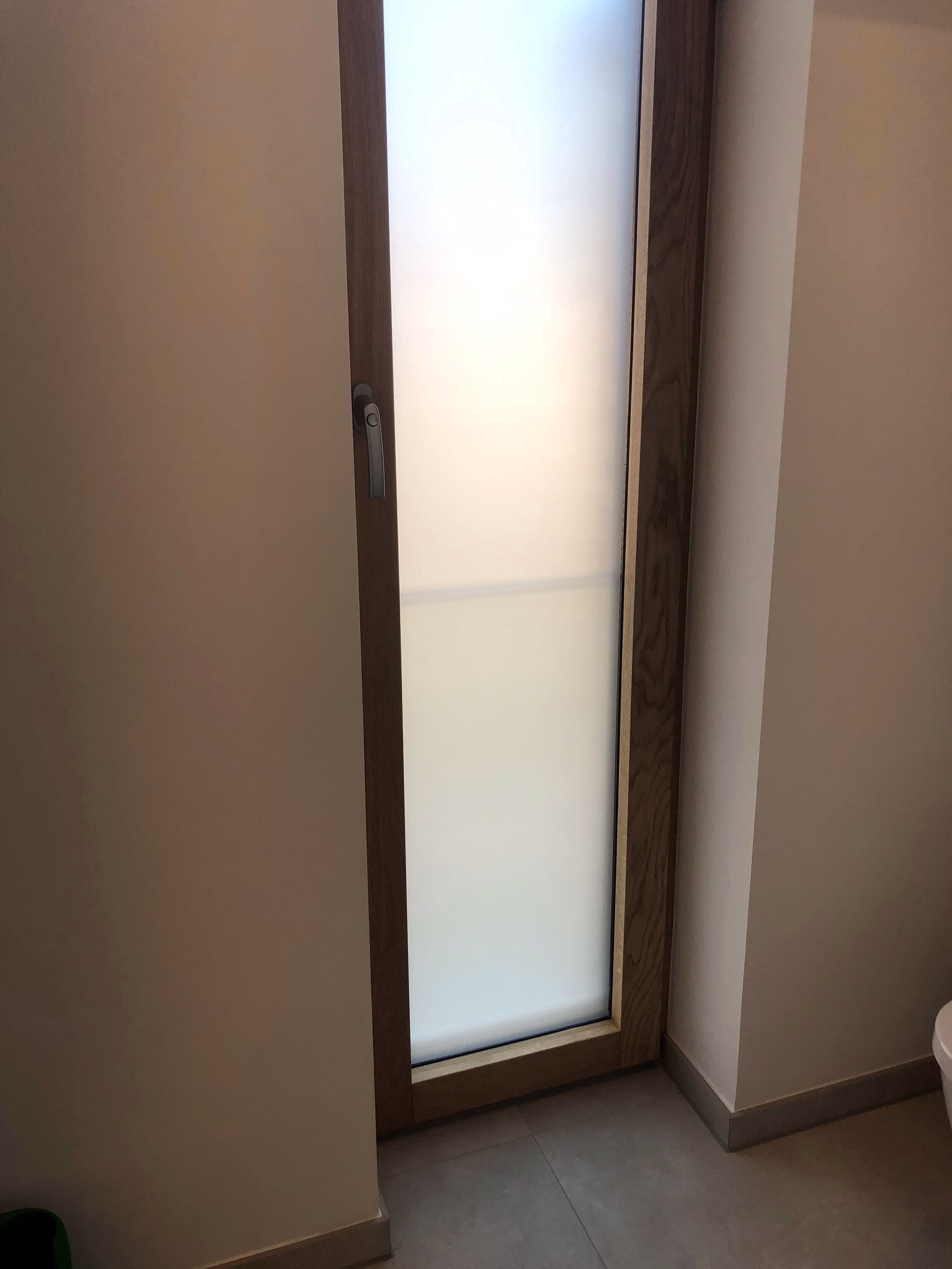 Milchglasfolie auf bodentiefen Fenster