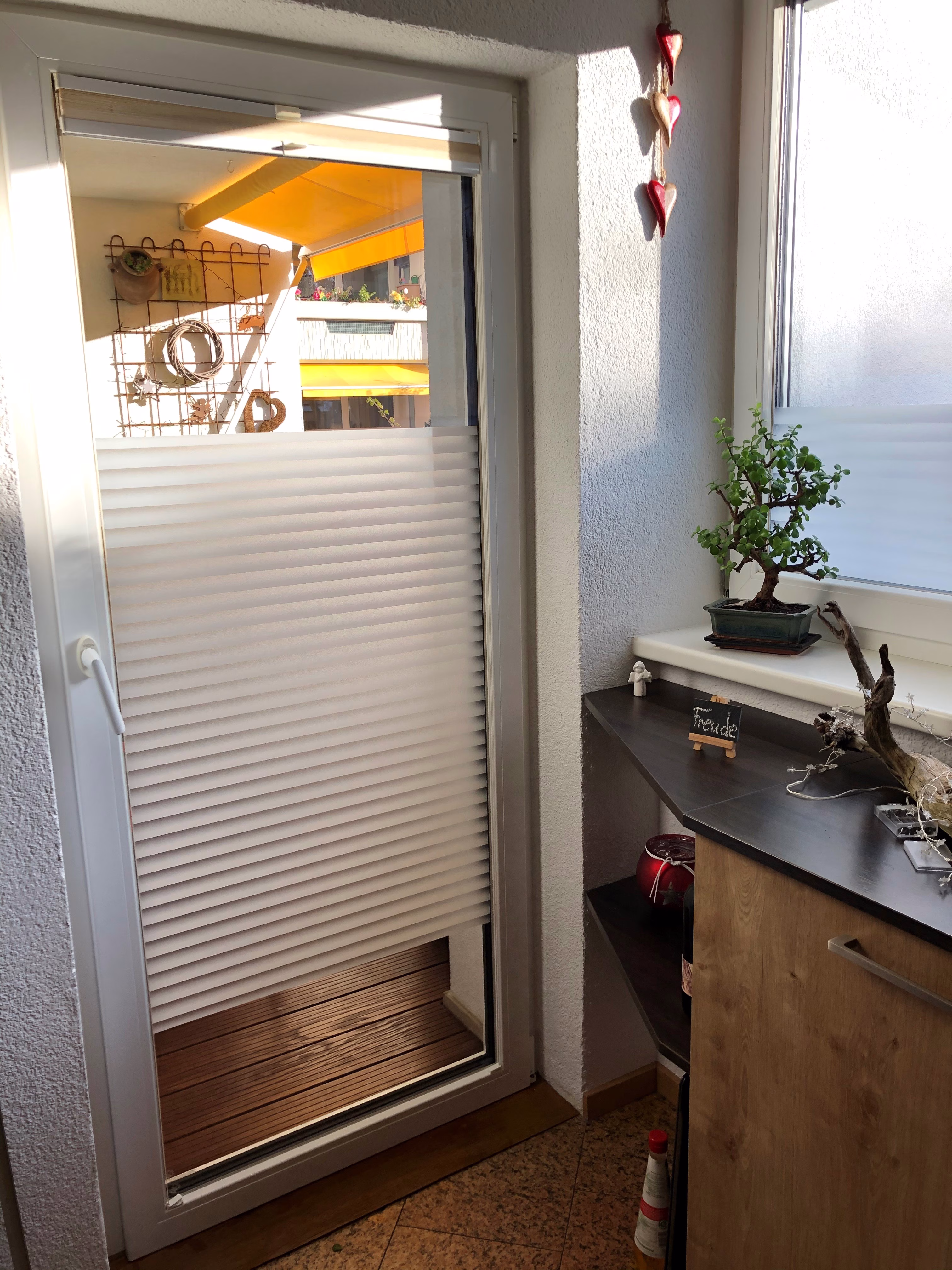 Kleberlose Streifenfolie auf einer Terassentür als Sichtschutz