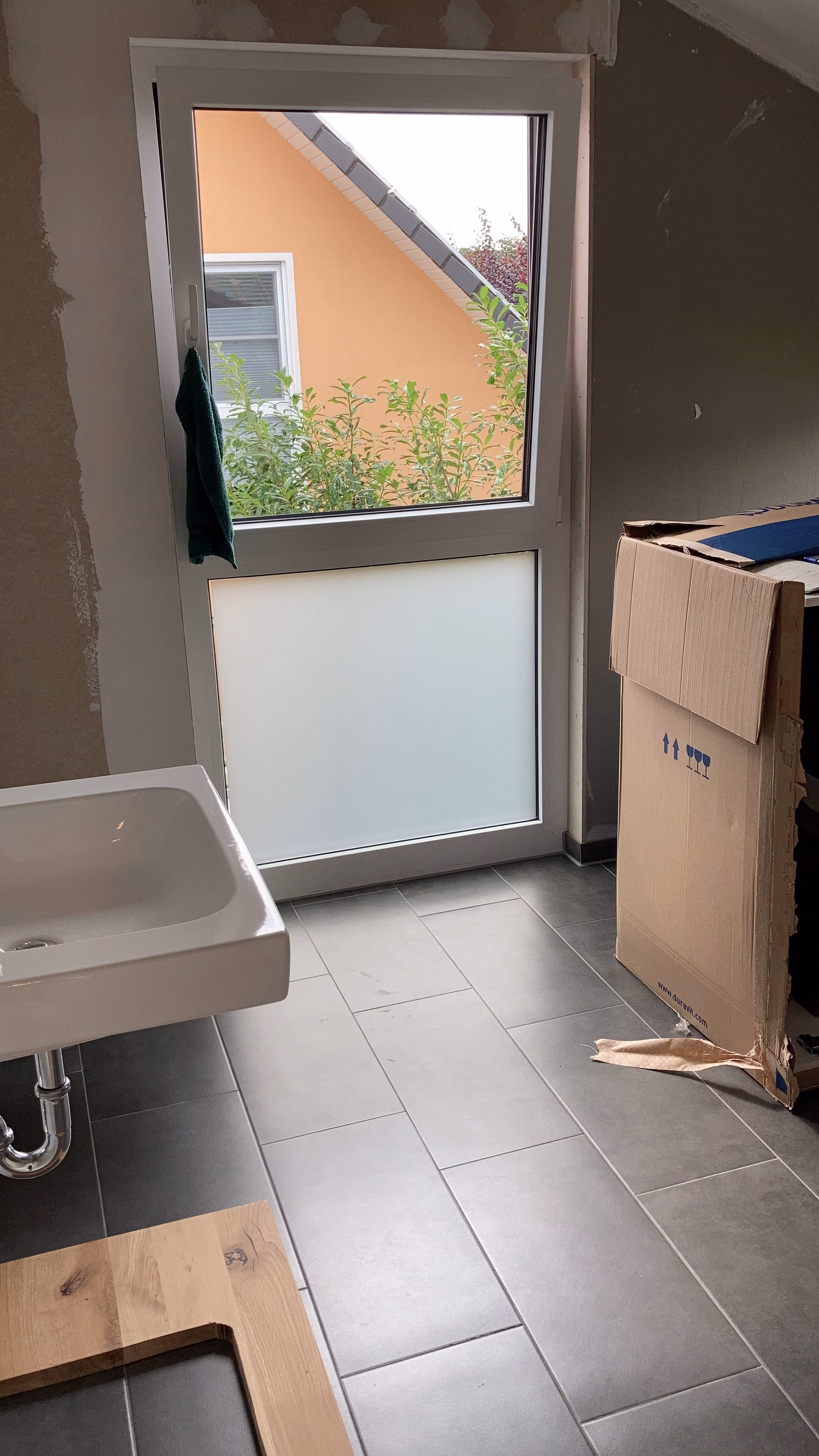 Sichtschutzfolie wie gesandstrahltes Glas im Badezimmer Sichtschutzfolie wie gesandstrahltes Glas im Badezimmer