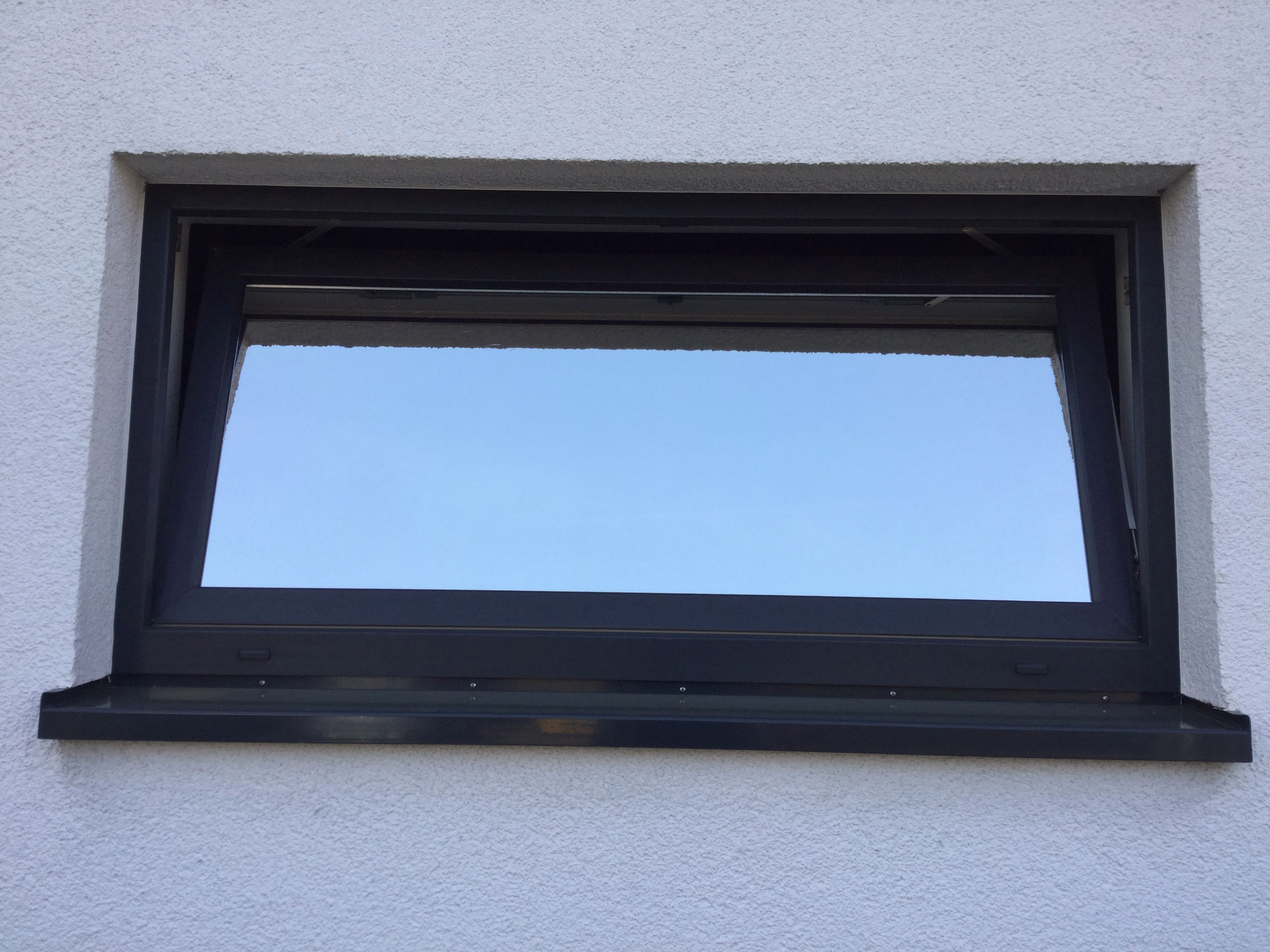 Spionspiegelfolie auf einem Fenster zur Abkühlung eines Hauswirtschaftsraumes