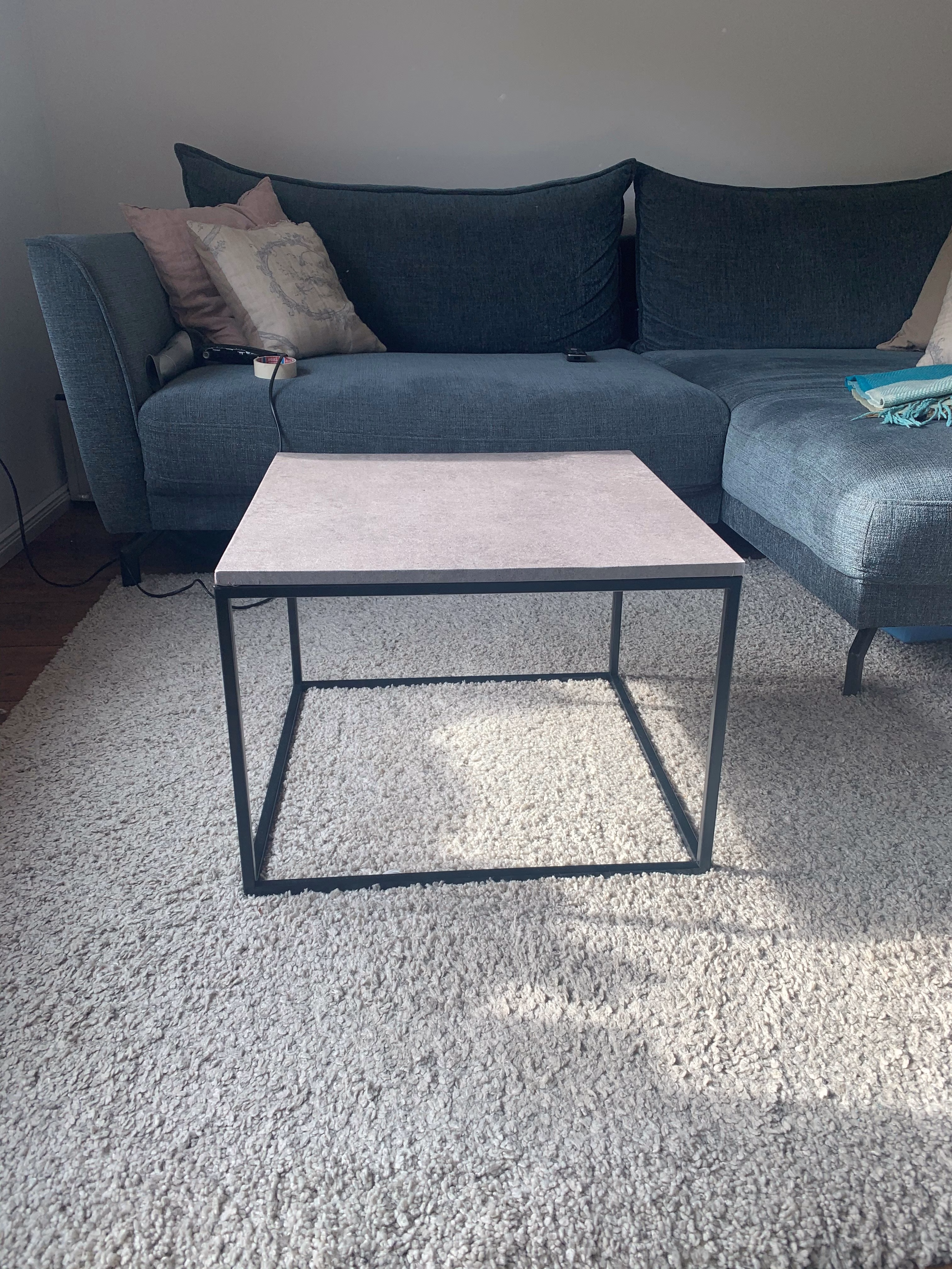 Wohnzimmertisch mit Möbelfolie in Betonoptik