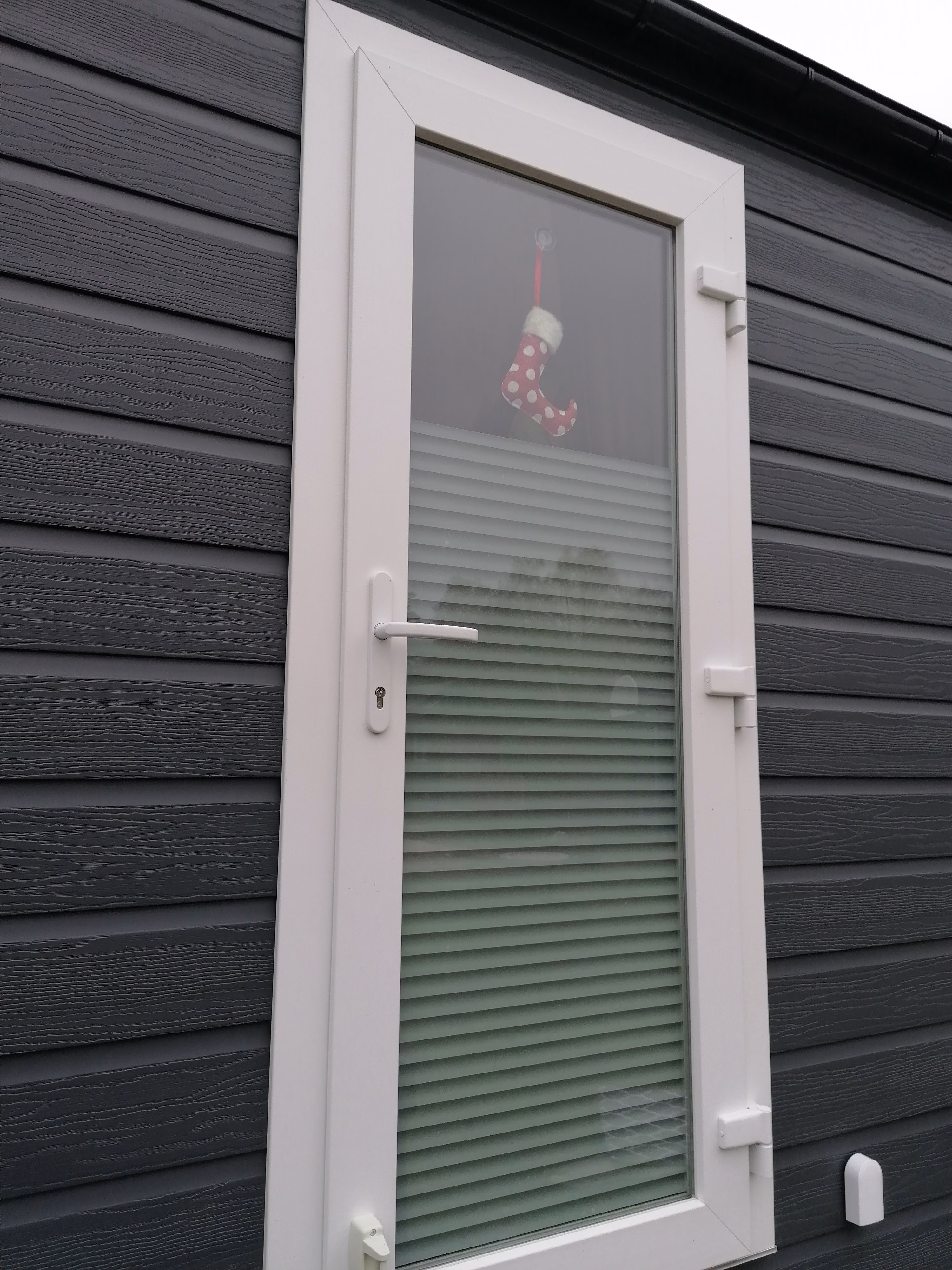 Kleberlose Fensterfolie mit schattierten Streifen