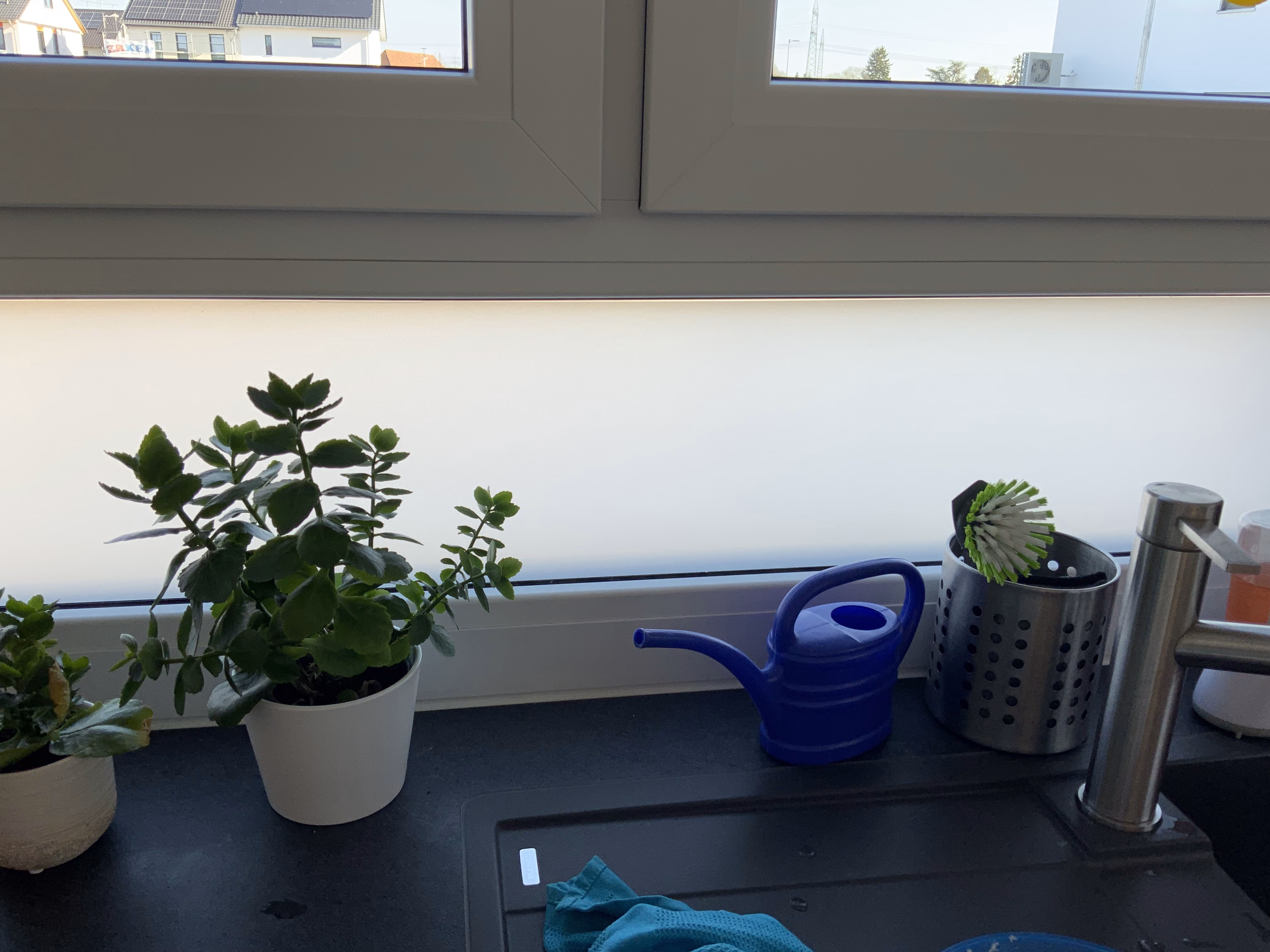 Küche mit einer Sichtschutzfolie am Fenster