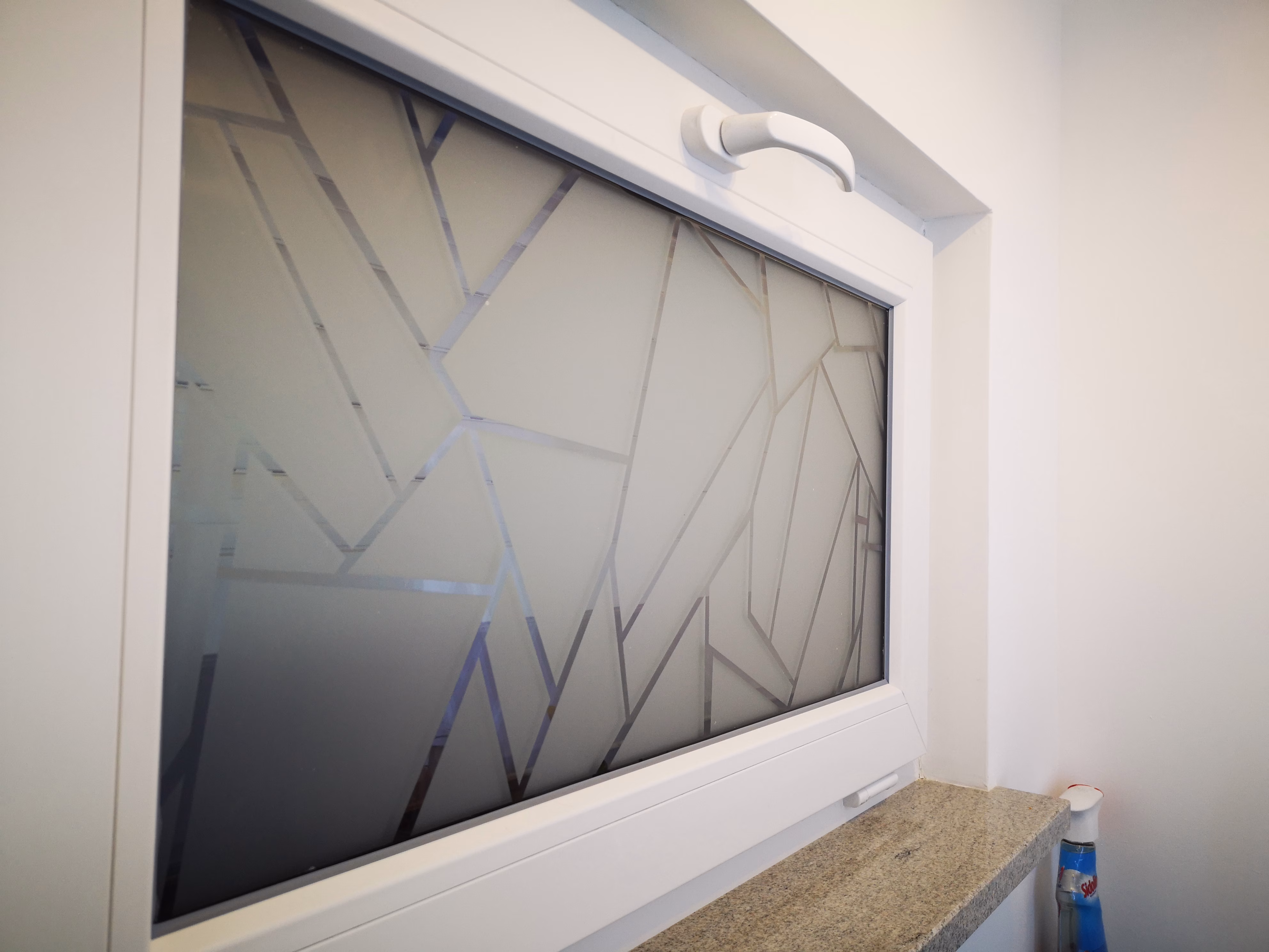 Dekorfolie Bruchglasoptik auf einem Fenster montiert