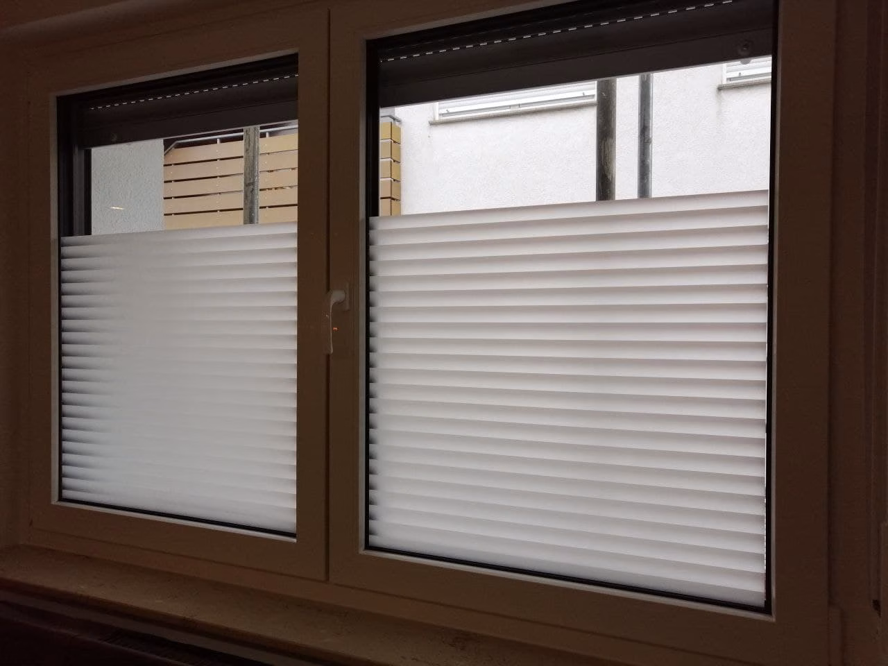 Schattierte Streifen Fensterfolie auf einem Doppelfenster