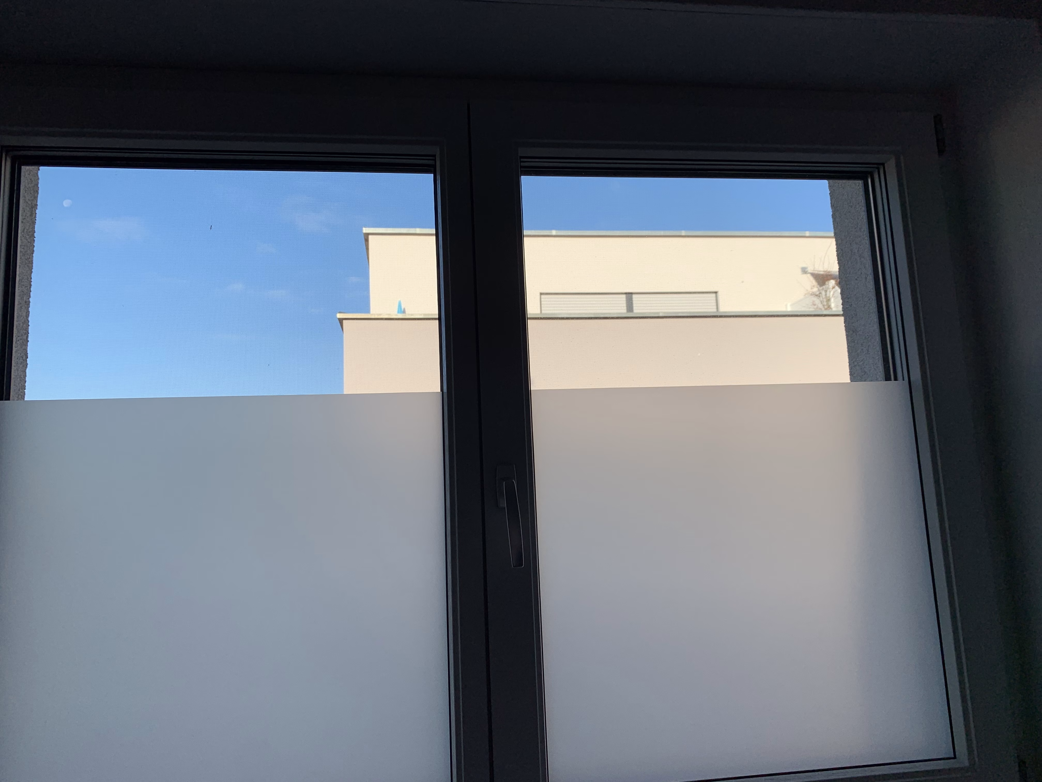 Innenansicht einer weiss matten Sichtschutz-Fensterfolie