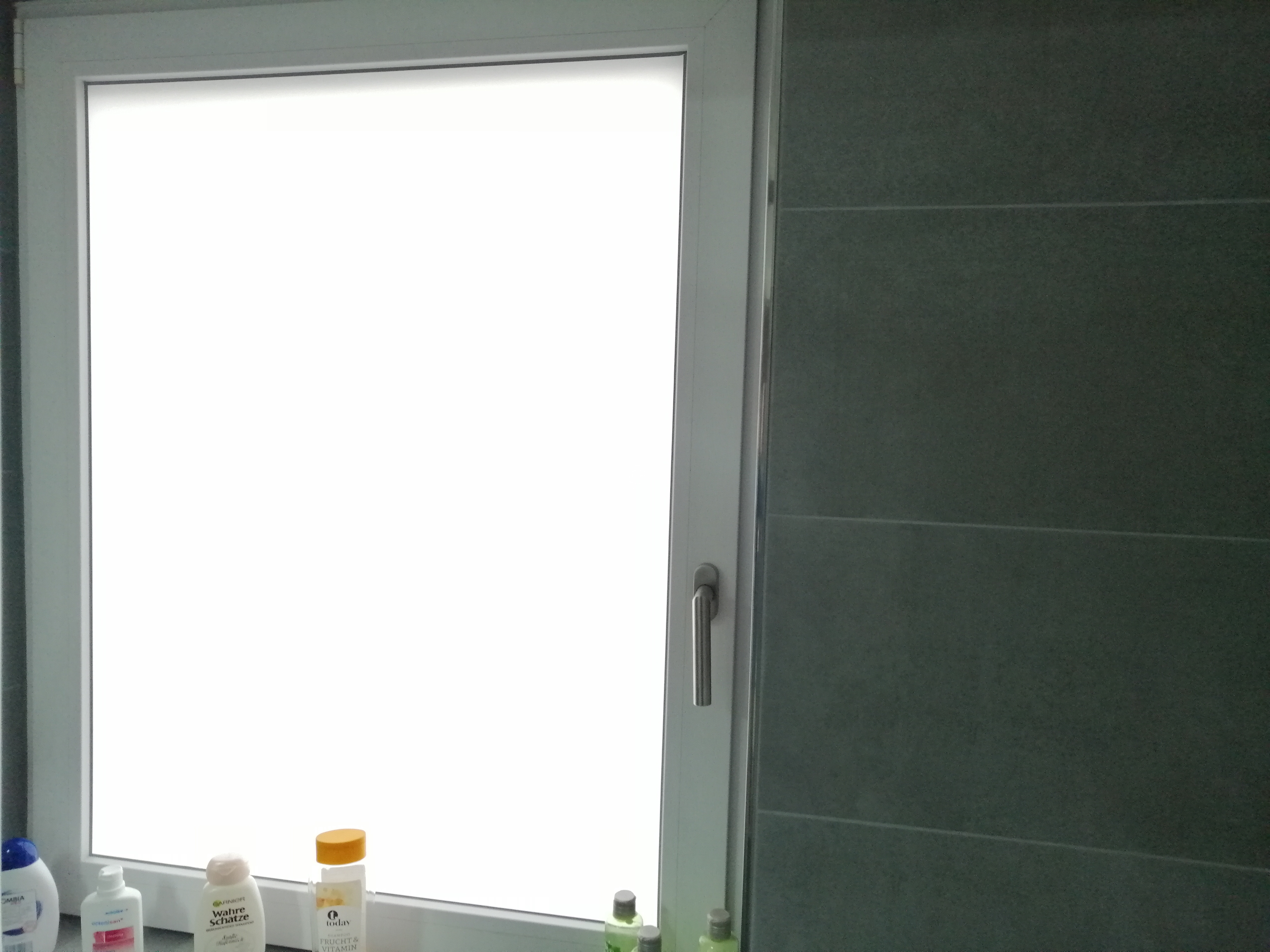blickdichte Sichtschutzfolie weiß matt auf einem Badezimmerfenster