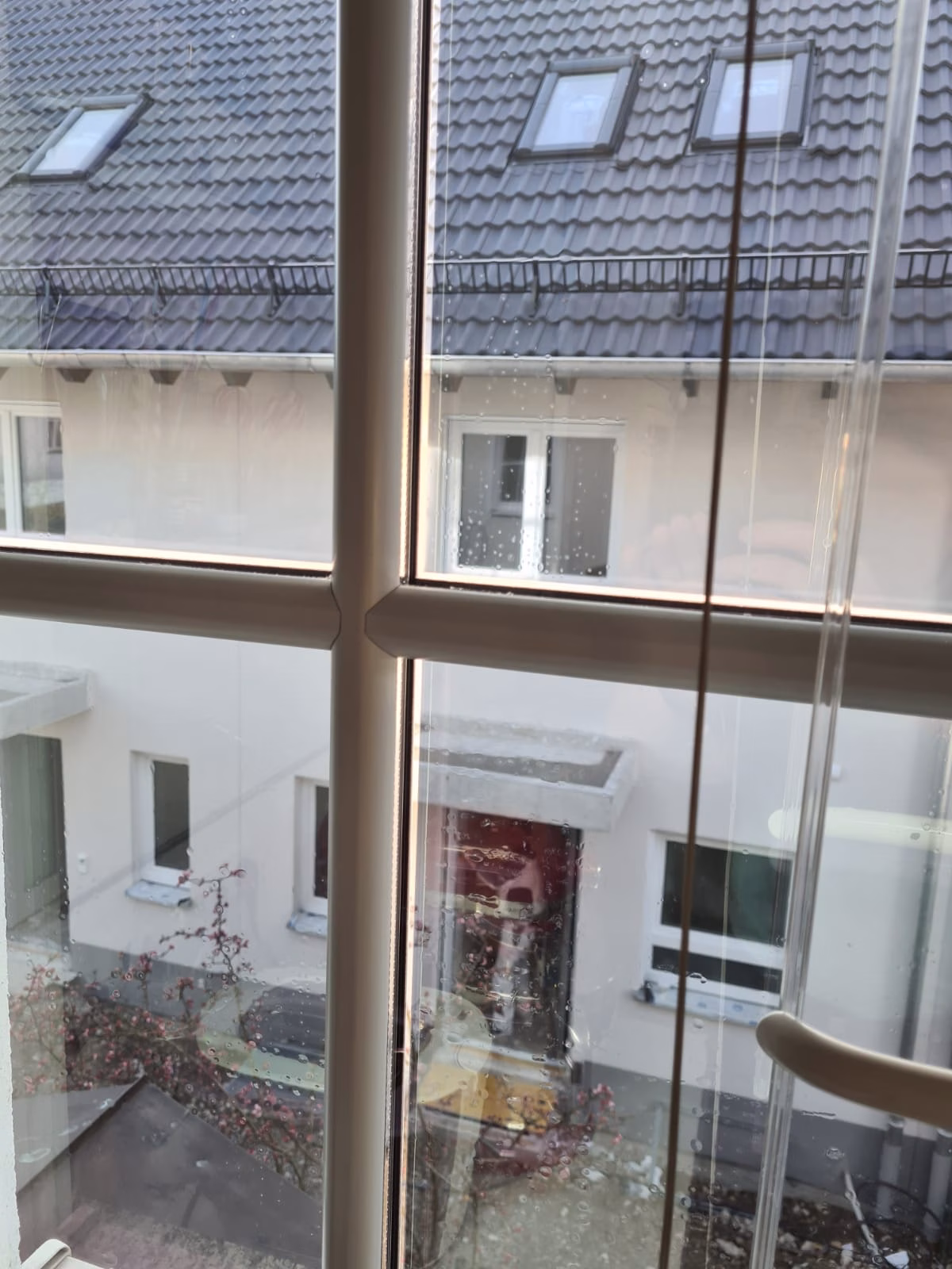 Innenansicht einer Spiegelfolie in silber