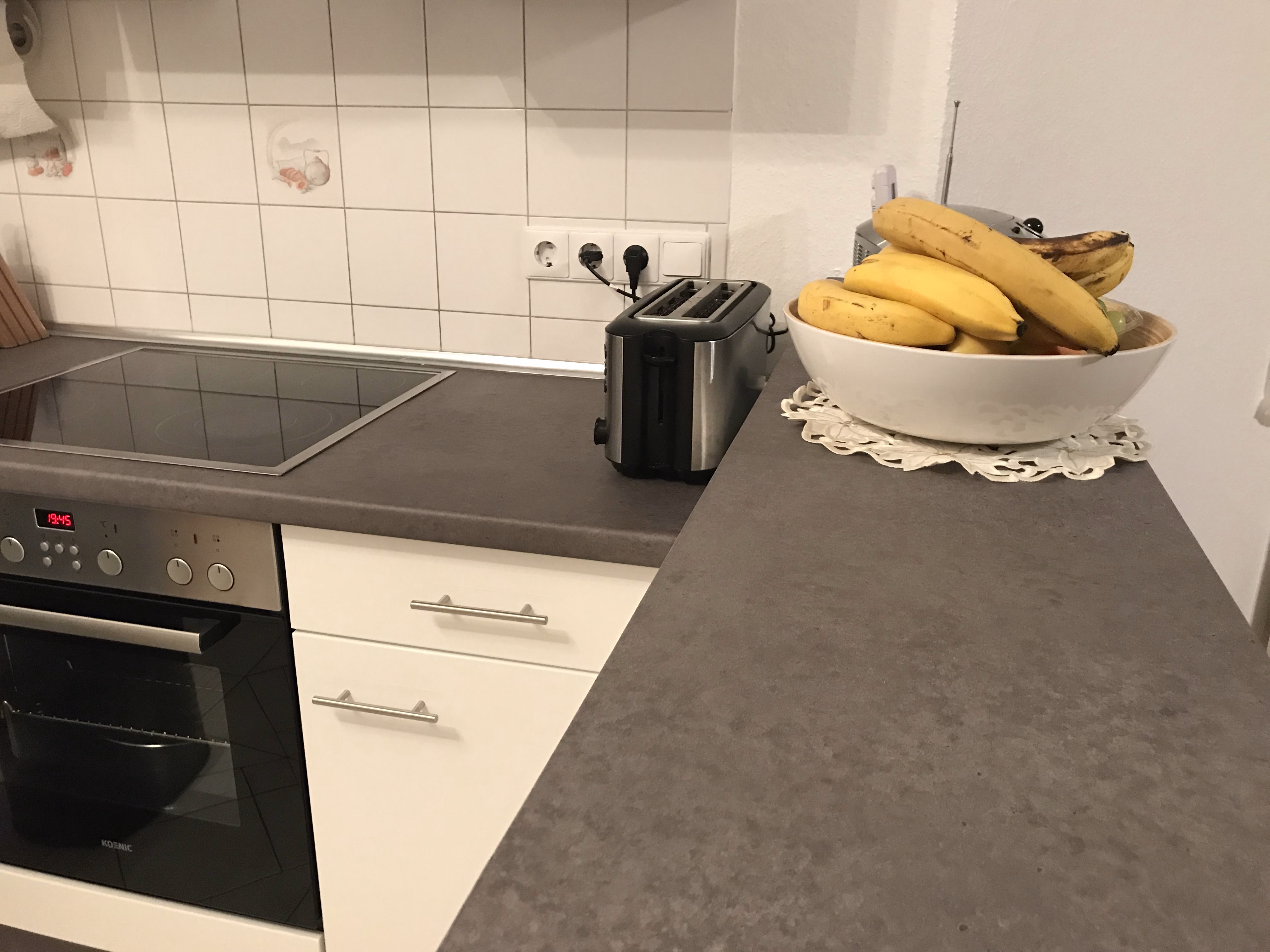 Möbelfolie in Beton dunkelgrau auf einer Küchenarbeitsplatte