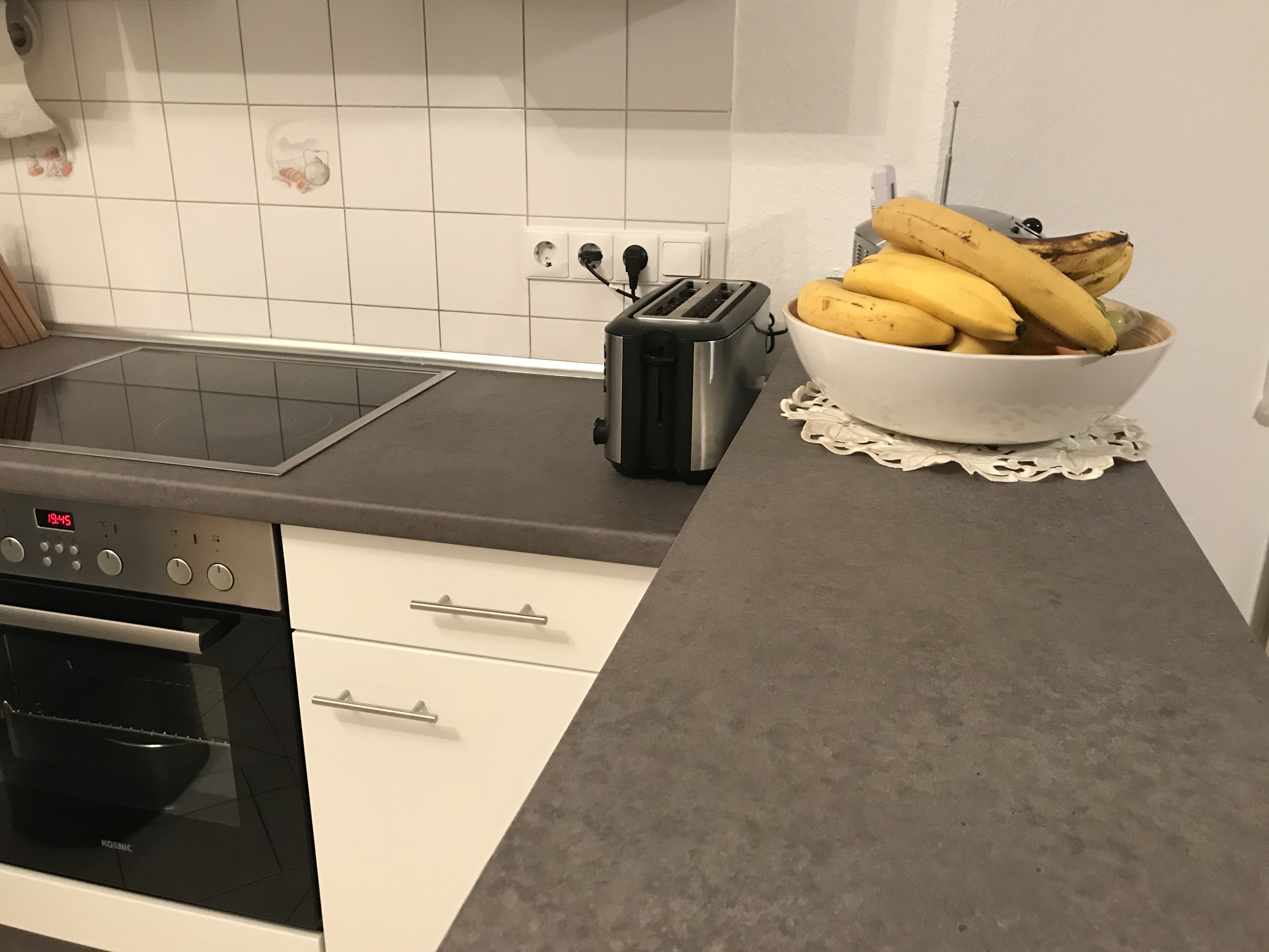 Möbelfolie in Beton dunkelgrau auf einer Küchenarbeitsplatte
