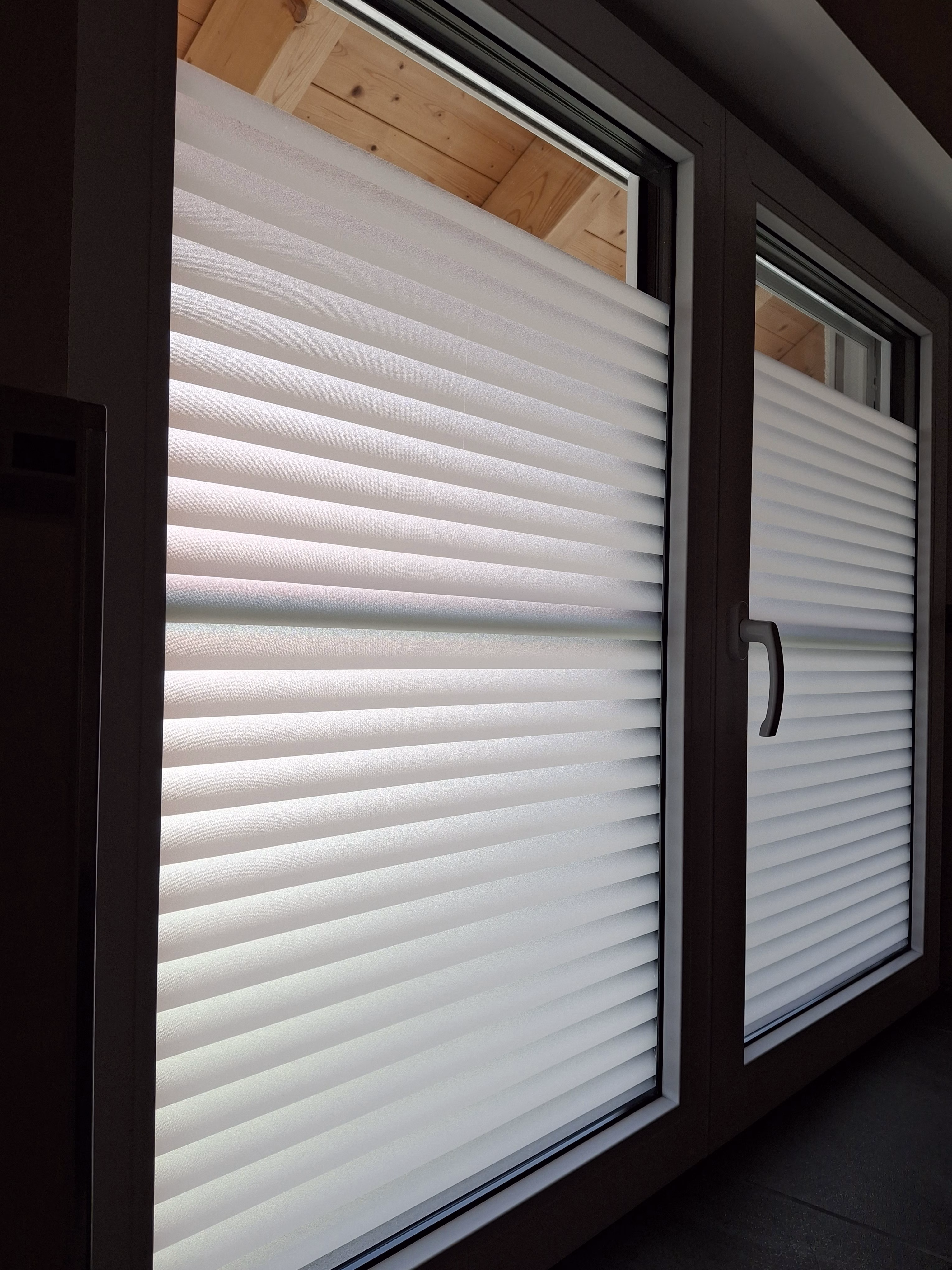 Adhäsionsfolie, horiz. transparent-weiß schattierte Streifen