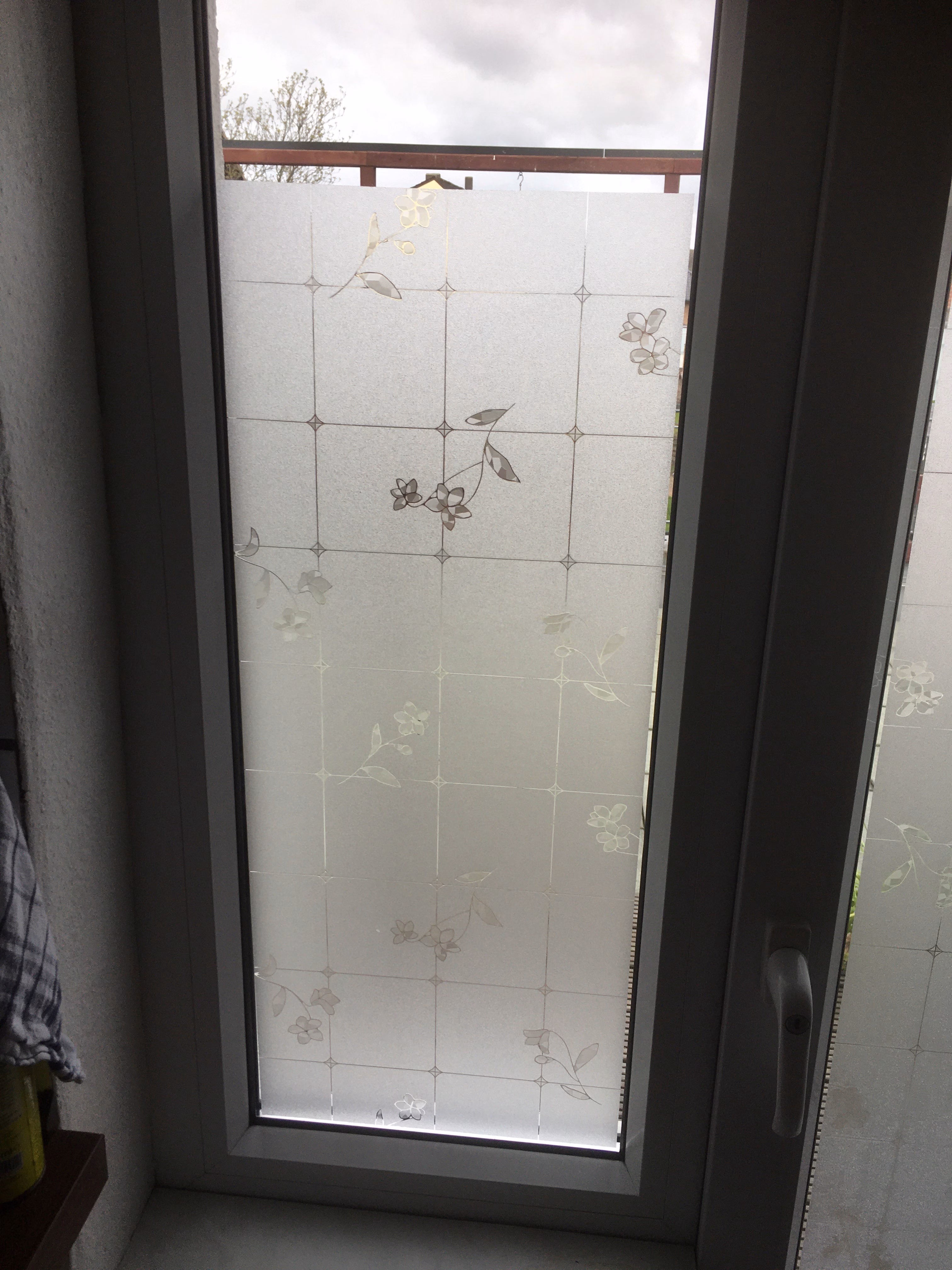 Fensterfolie statisch in Bleiglasoptik auf einer schmalen Scheibe