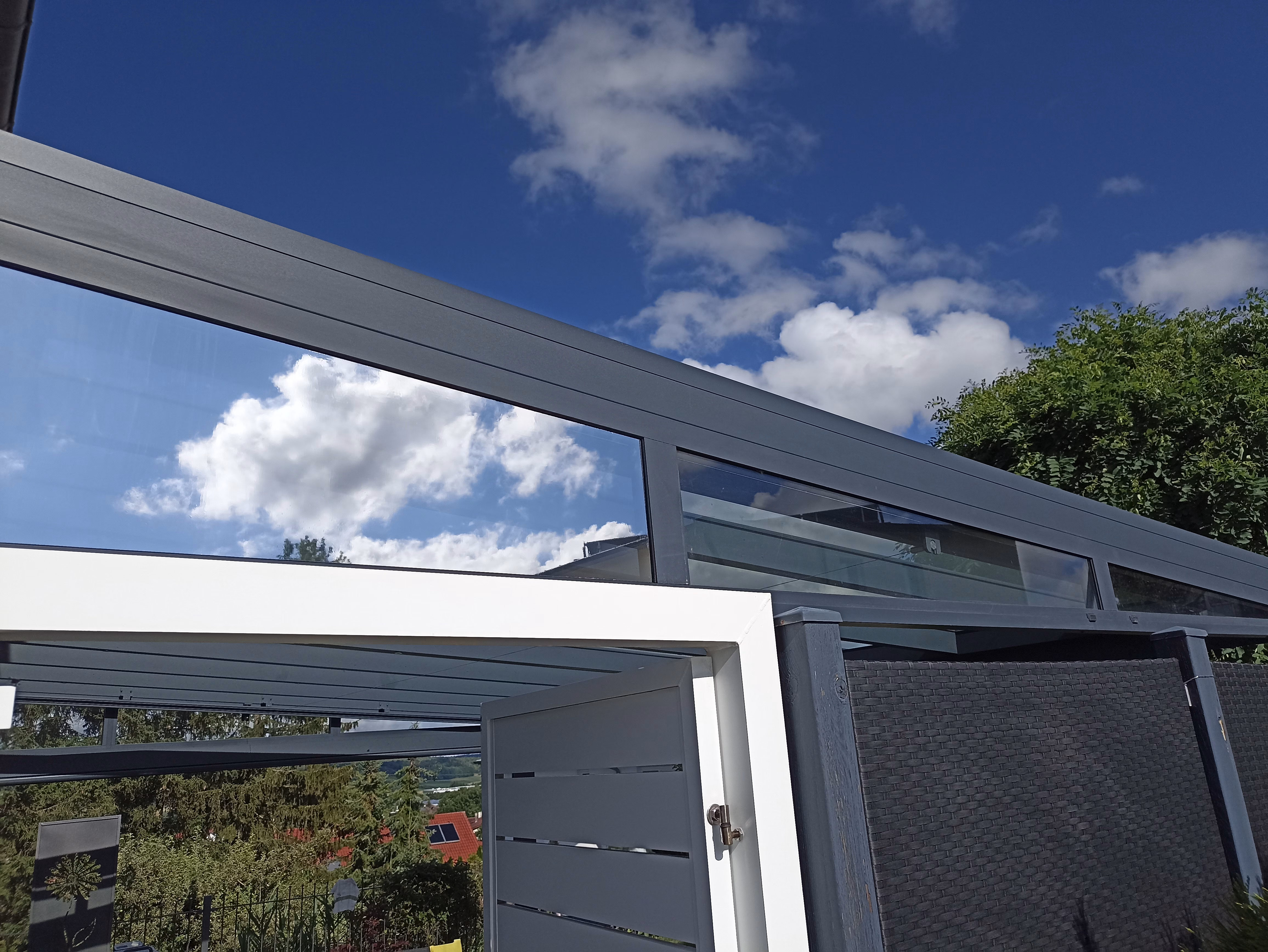 Spiegeleffekt einer Wärmeschutzfolie nach Maß zugschnitten