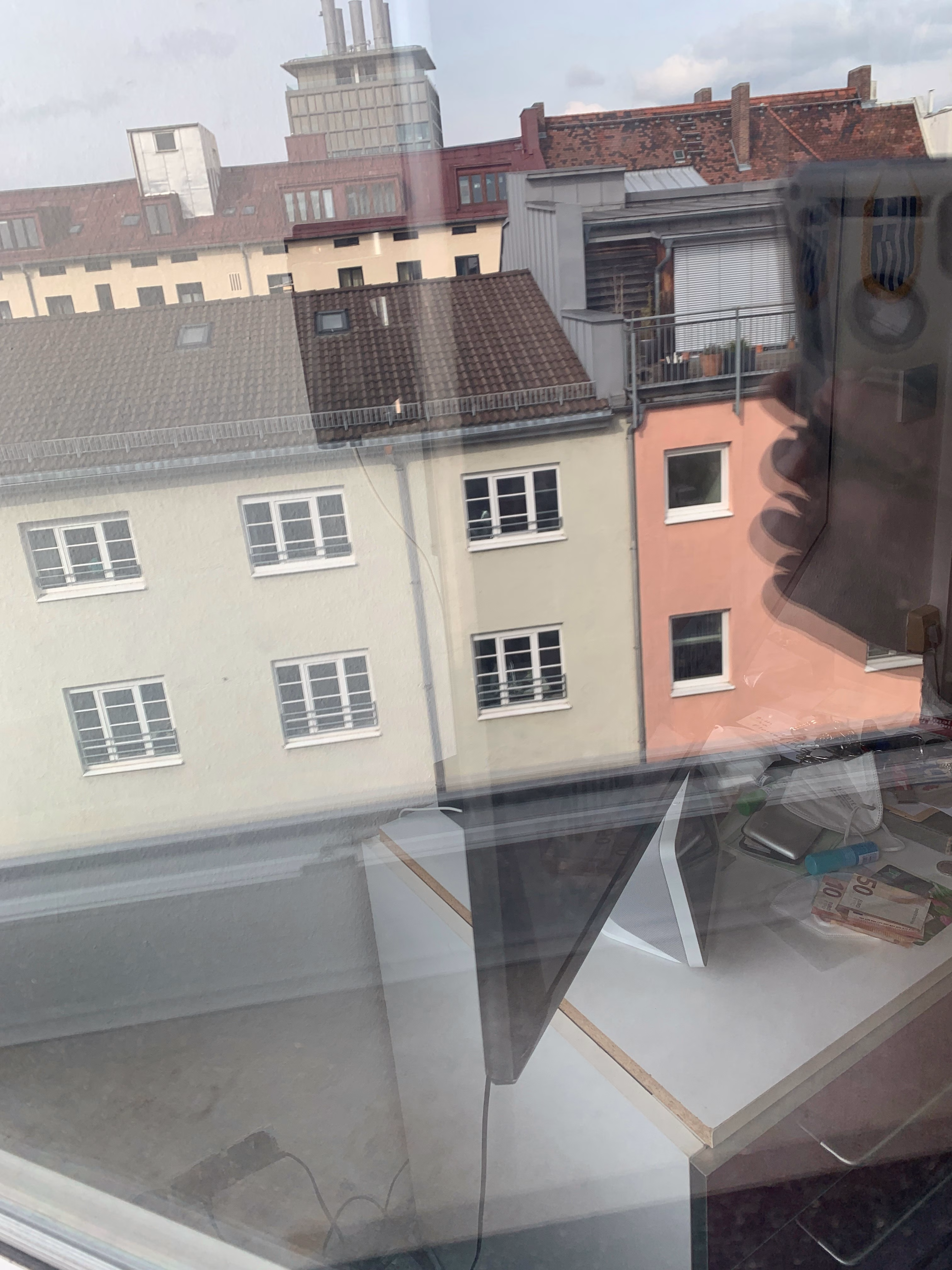 Spiegeleffekt einer Spionspiegelfolie von außen betrachtet