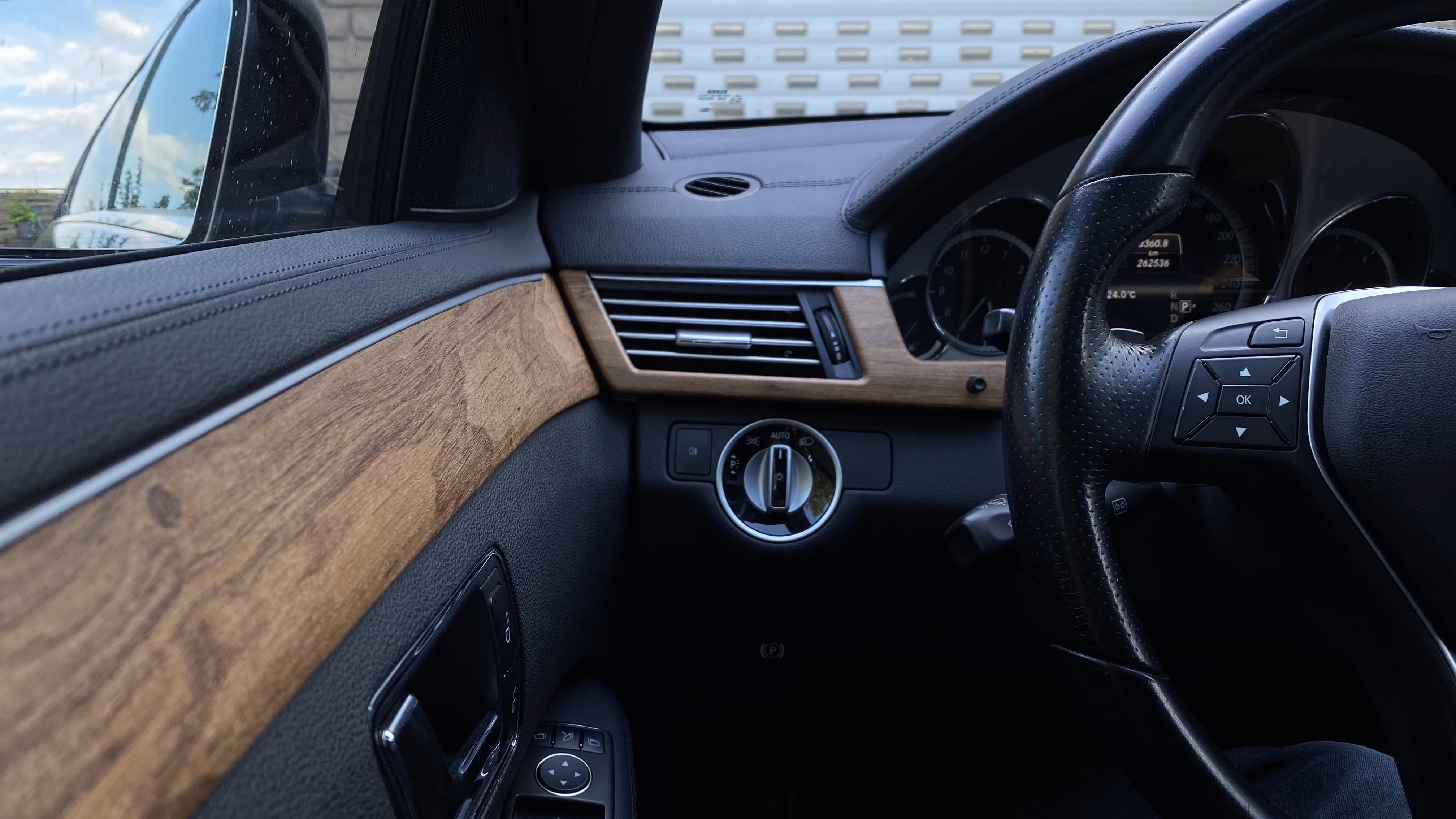 Möbelfolie Nussbaum zum dekorieren der Zierleisten eines Autos