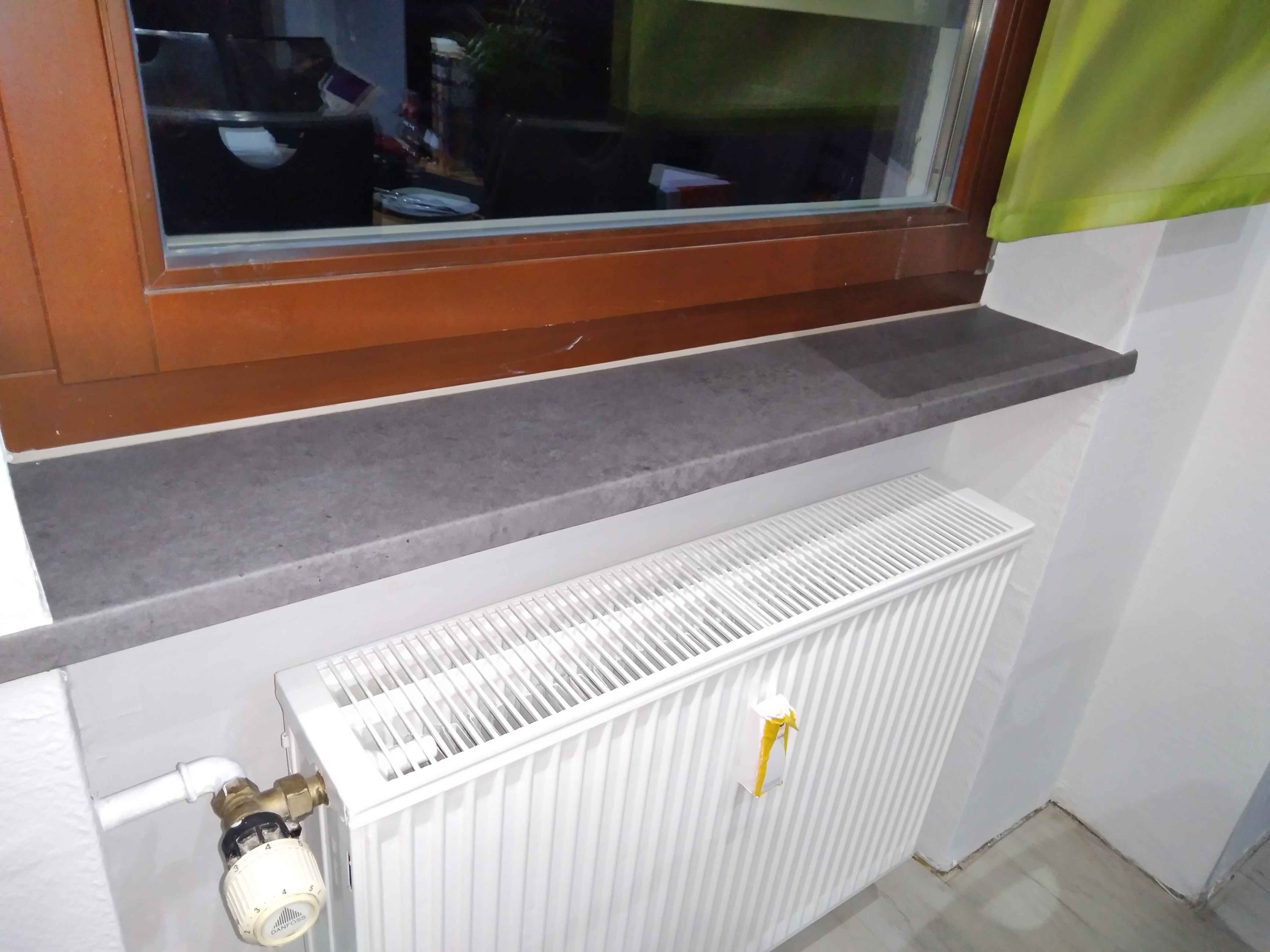 Fensterbank mit Klebefolie in Betonoptik dunkelgrau foliert