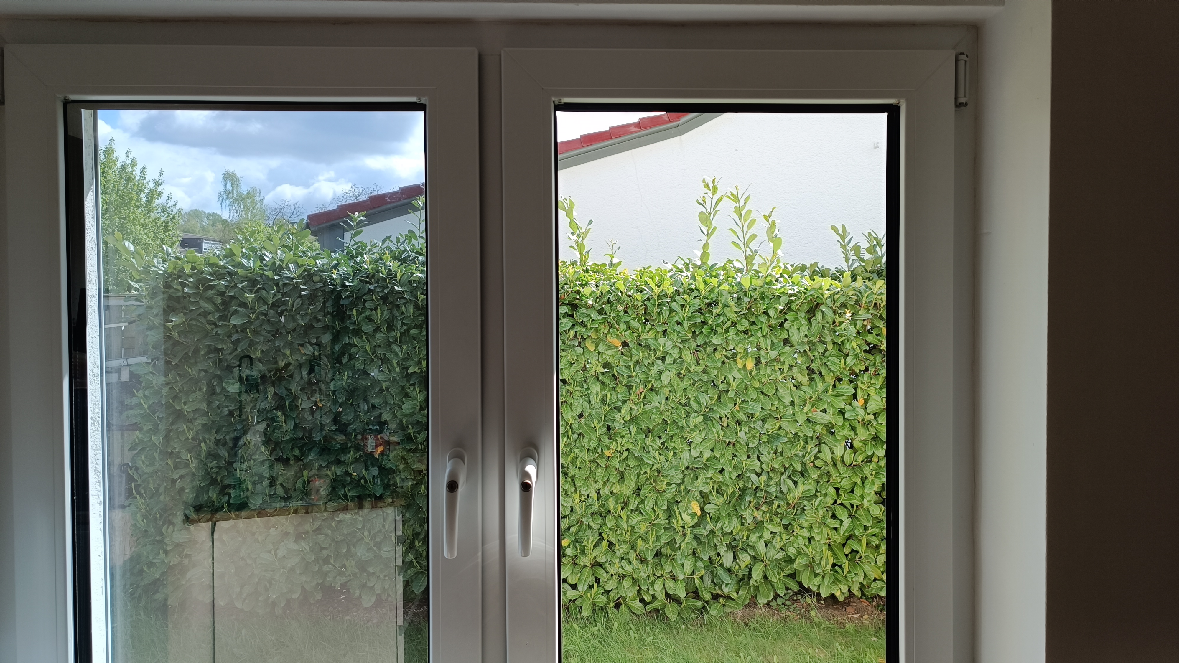 Innenansicht linkes Fenster mit Spionspiegelfolie in silber