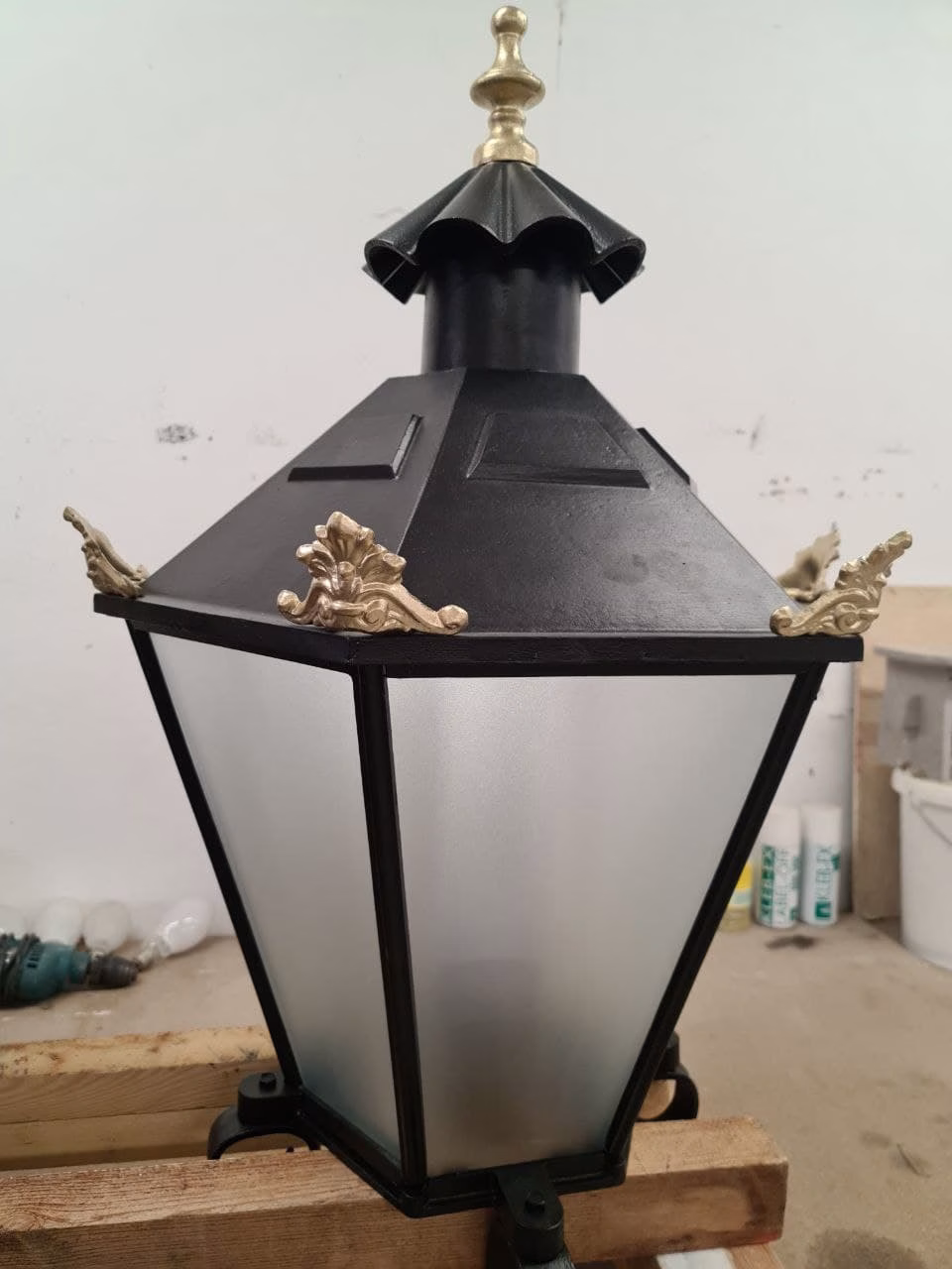 Frostglasfolie in weiß matter Optik auf einer Straßenlaterne angebracht