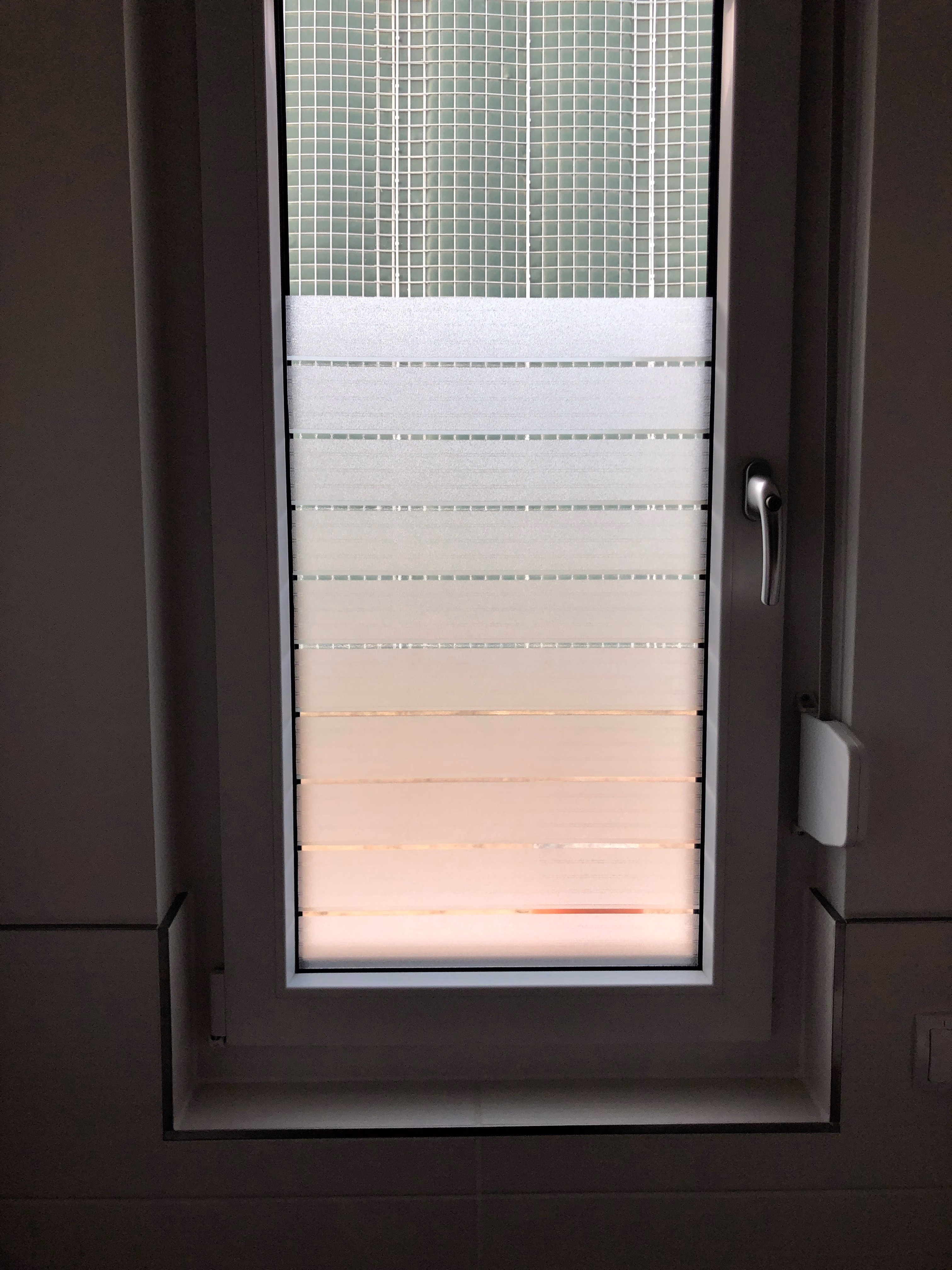 Adhäsionsfolie mit transparentem Streifendesign