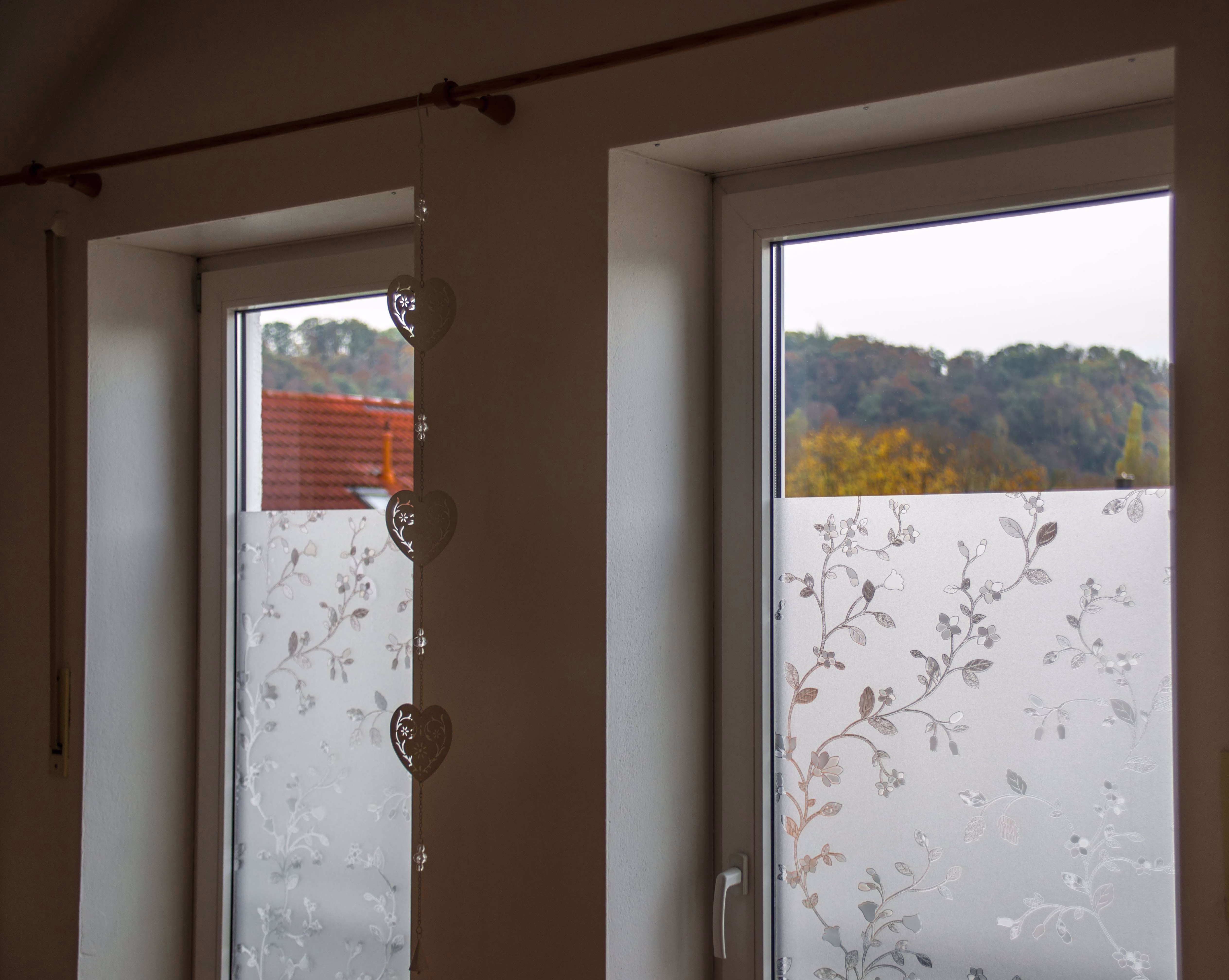 Fensterfolie mit Blumenranken bietet guten Sichtschutz