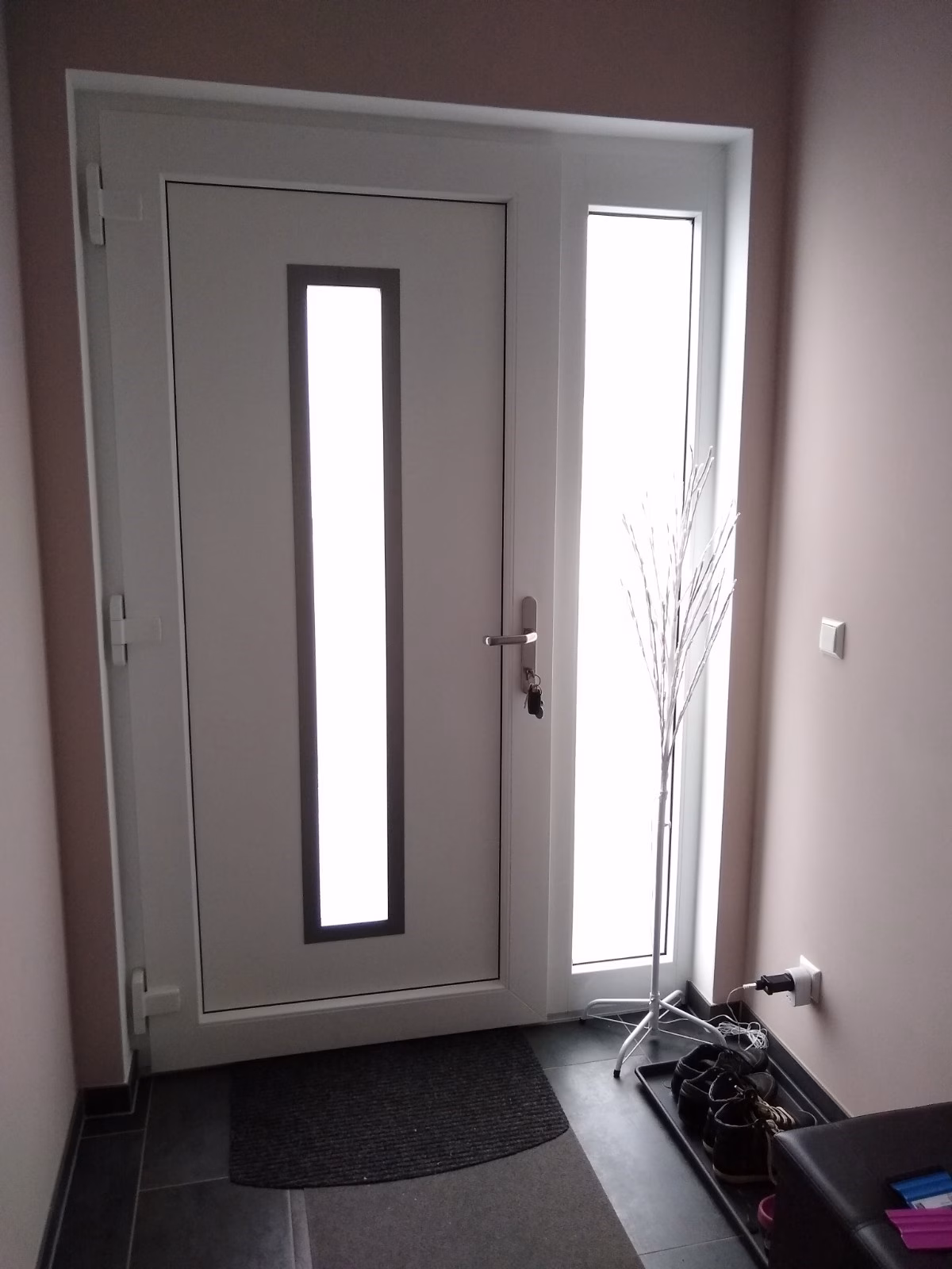 Milchglasfolie als Sichtschutz auf Türfenstern