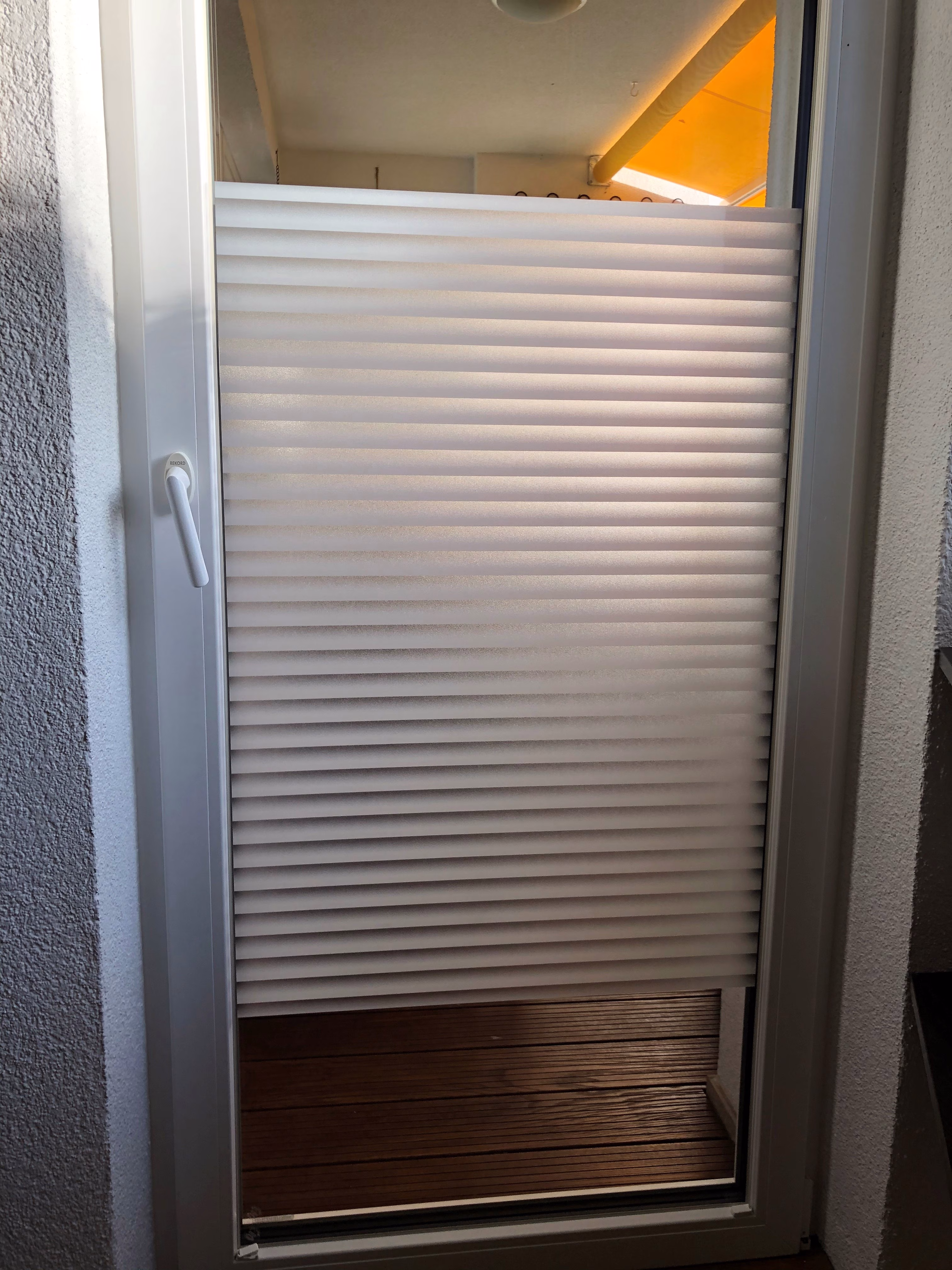 Adhäsionsfolie, horizontal transparent-weiß schattierte Streifen