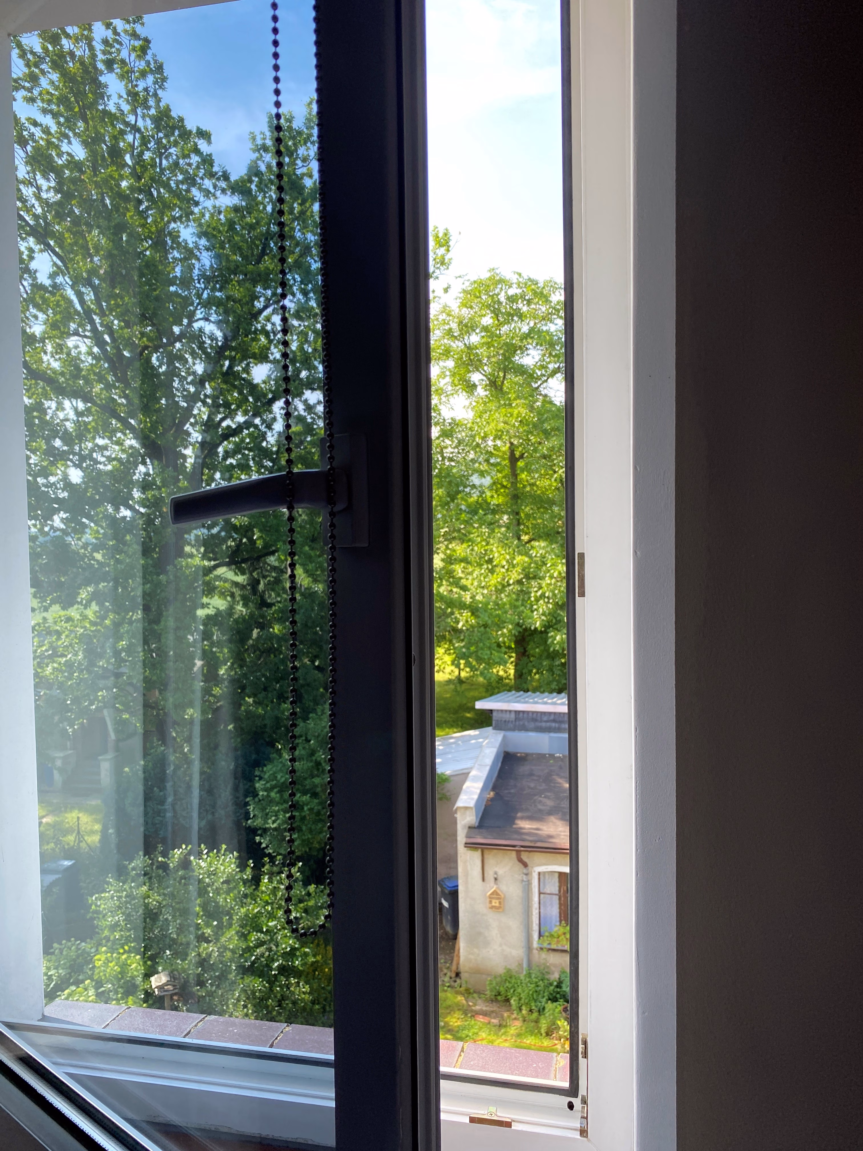 halb geöffnetes Fenster mit starker Sonnenschutzfolie