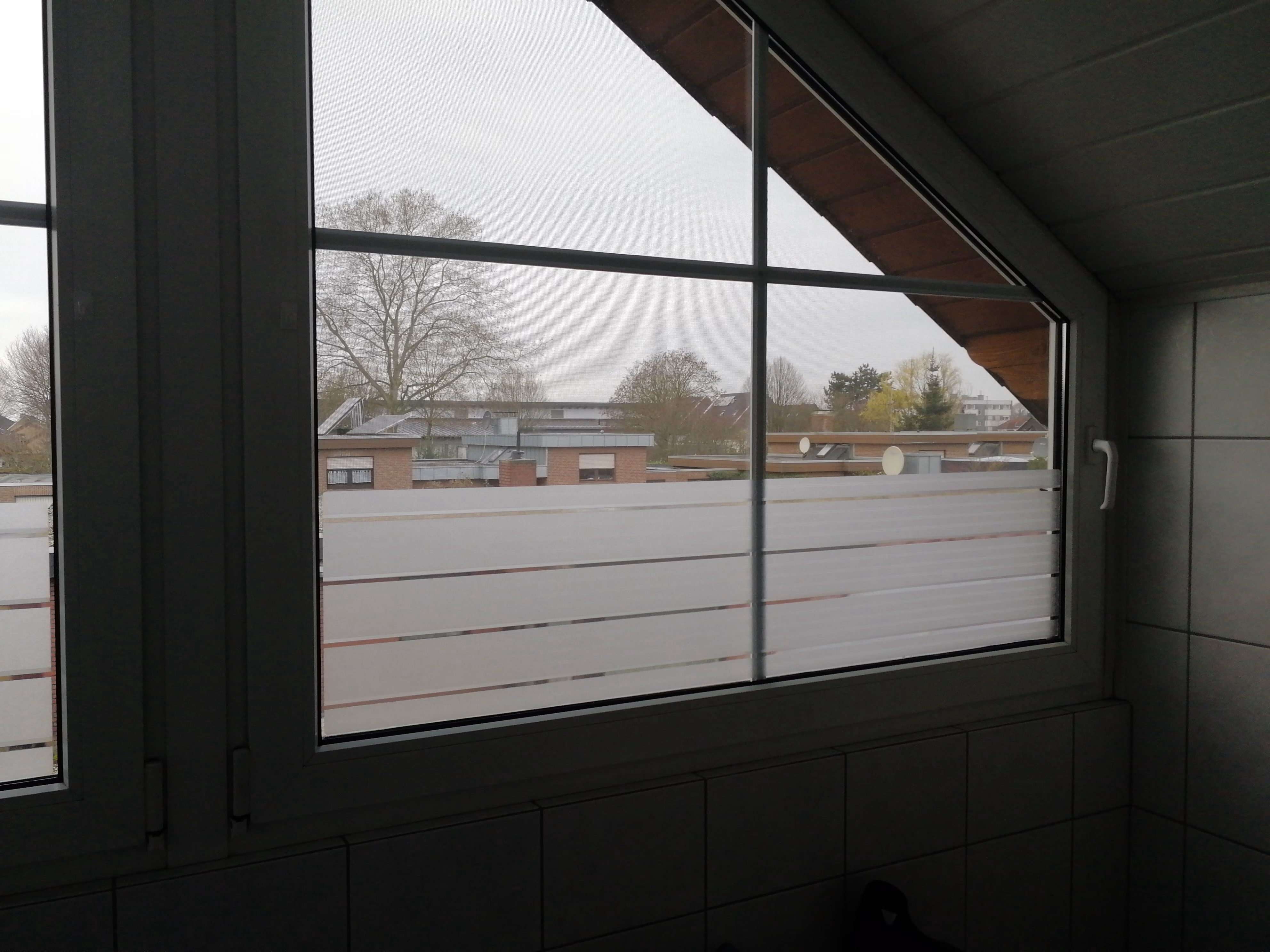 Sichtschutzfolie Streifendesign mit 65mm breiten Streifen