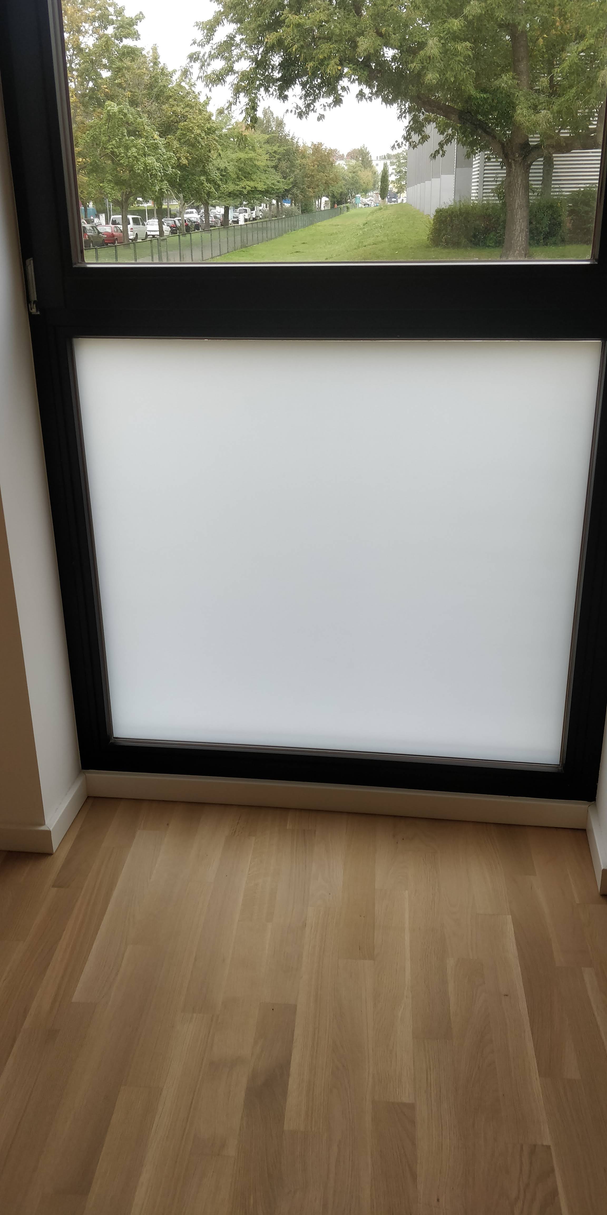 weiß matte Fensterfolie auf einem feststehendem bodentiefen Fenster