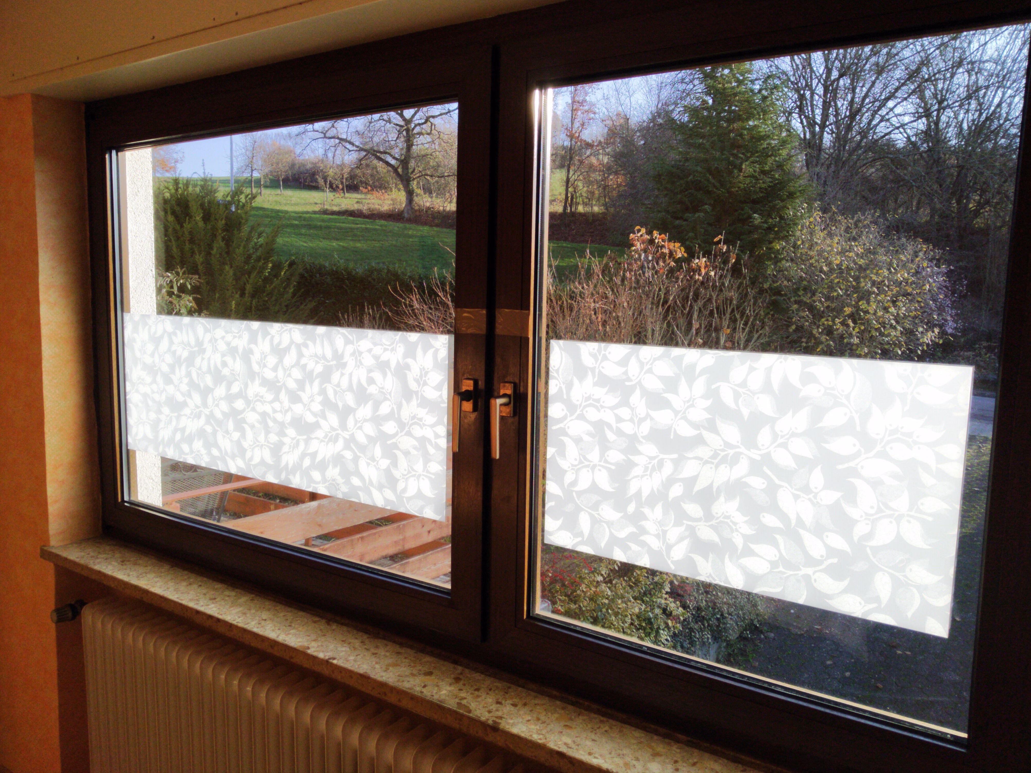 Klebefolie mit weißen Blättern