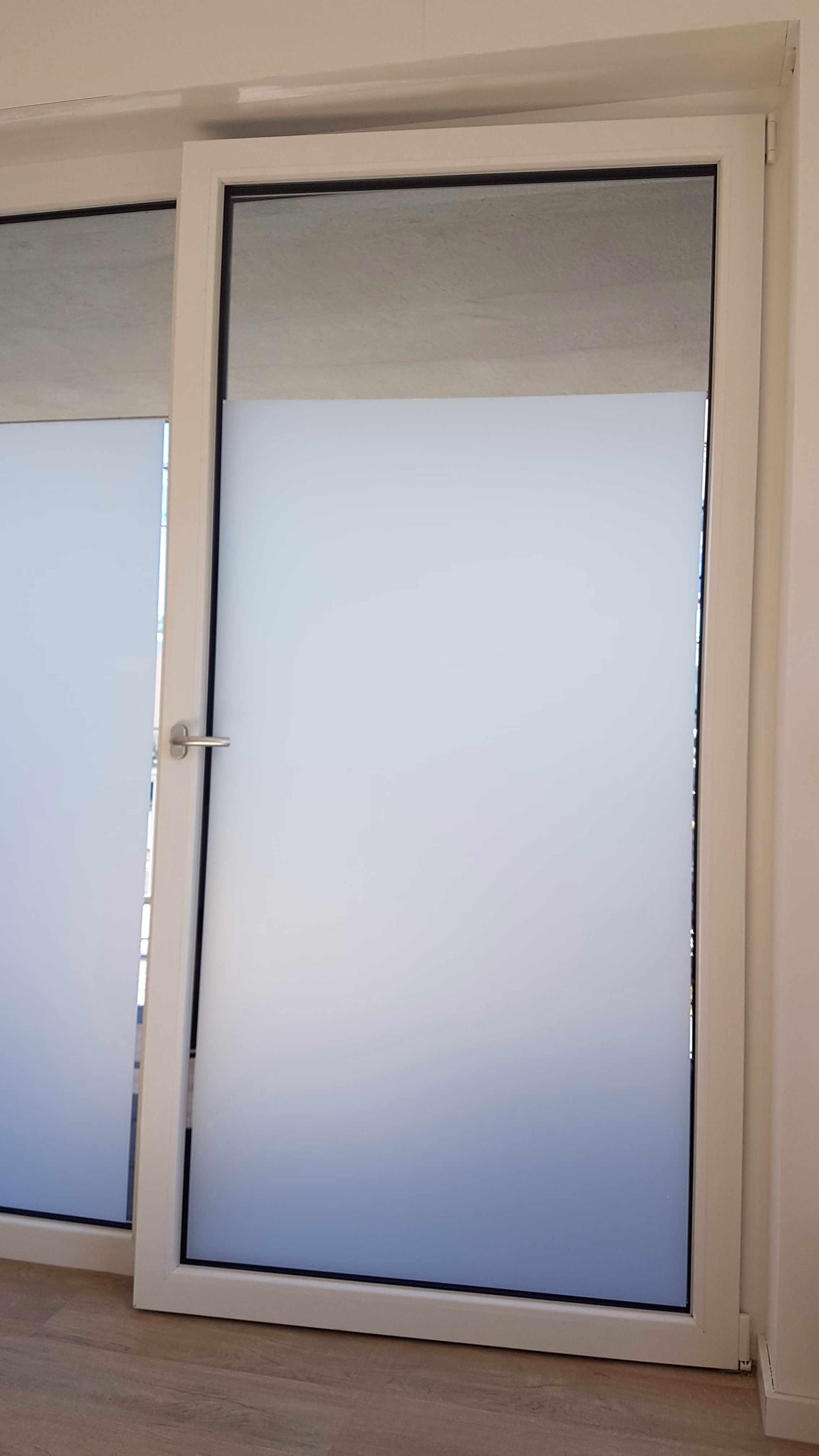 Klebefolie in weiß matt als Schutz vor neugierigen Blicken