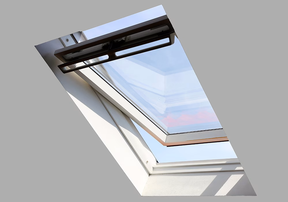 Innenansicht einer Sonnenschutzfolie auf einem Dachfenster