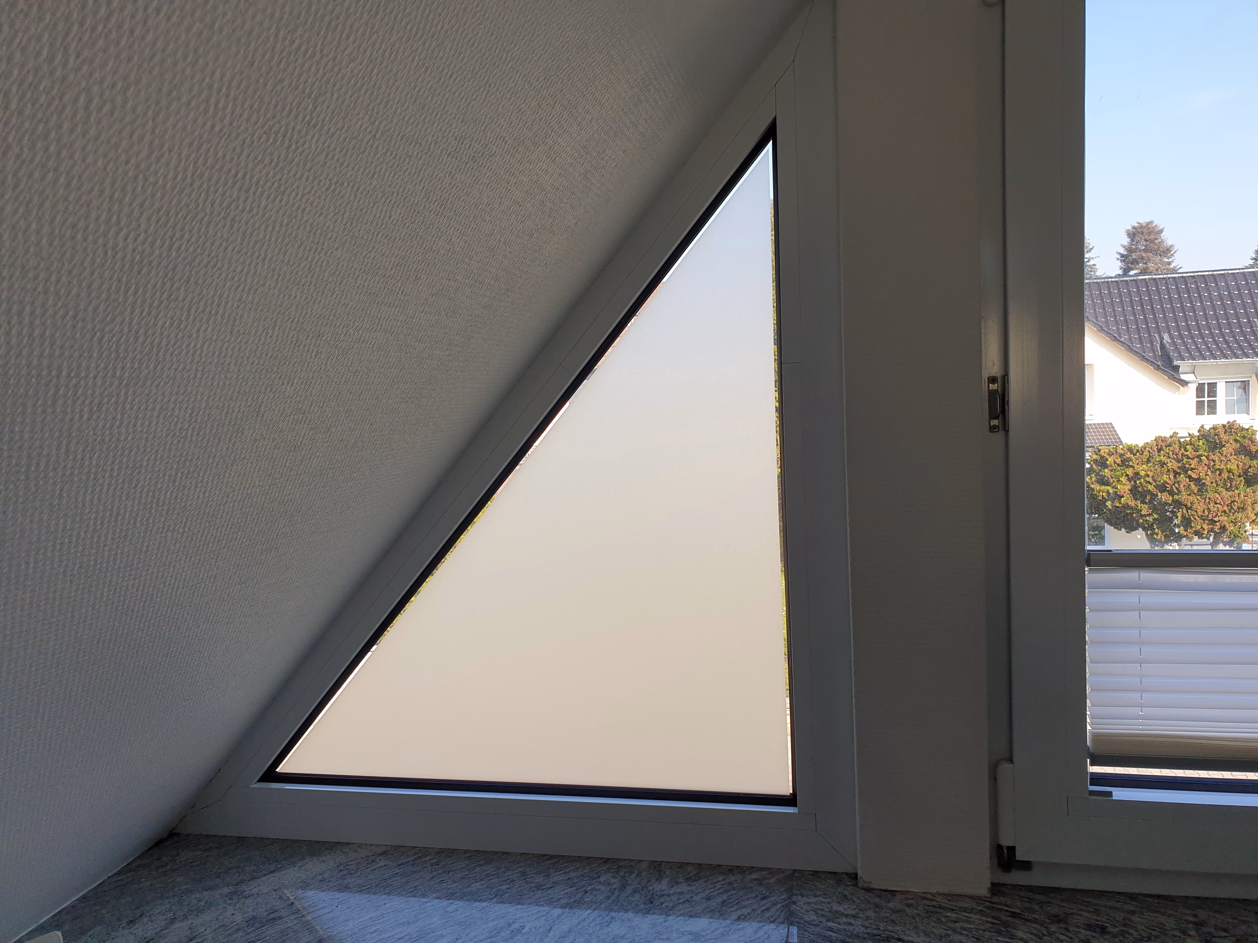 Satinato Fensterfolie Dreieck Zuschnitt Fenster links