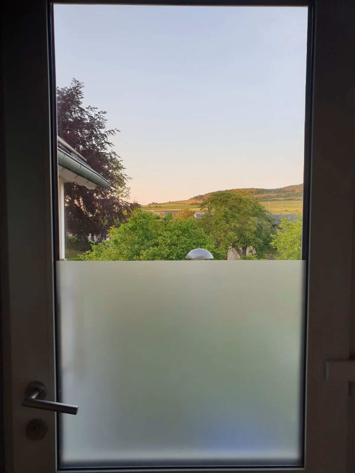Selbsthaftende Sichtschutzfolie auf dem unteren Teil eines Fensters montiert