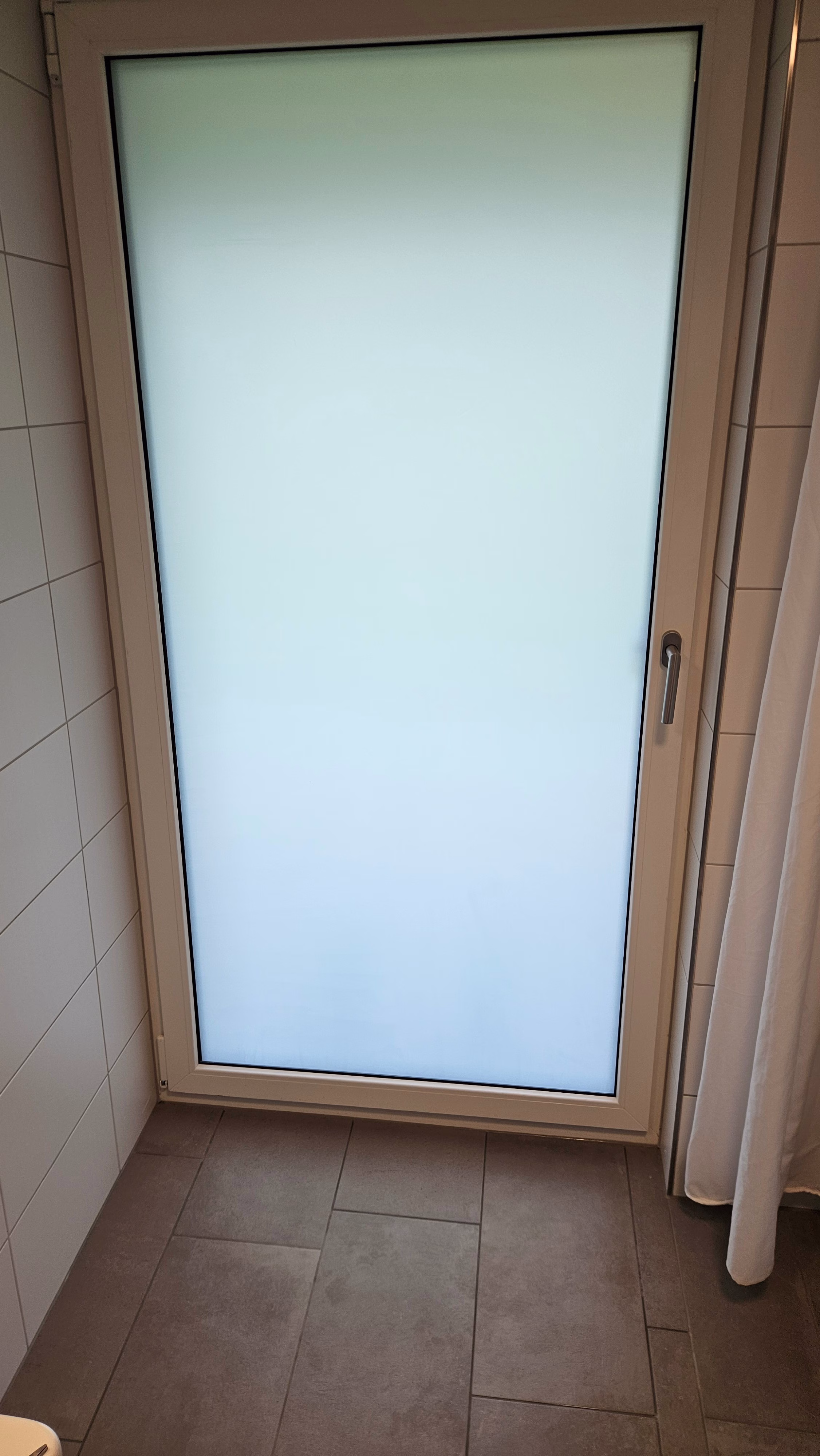 Milchglasfolie als Türfolie auf einer Glasscheibe