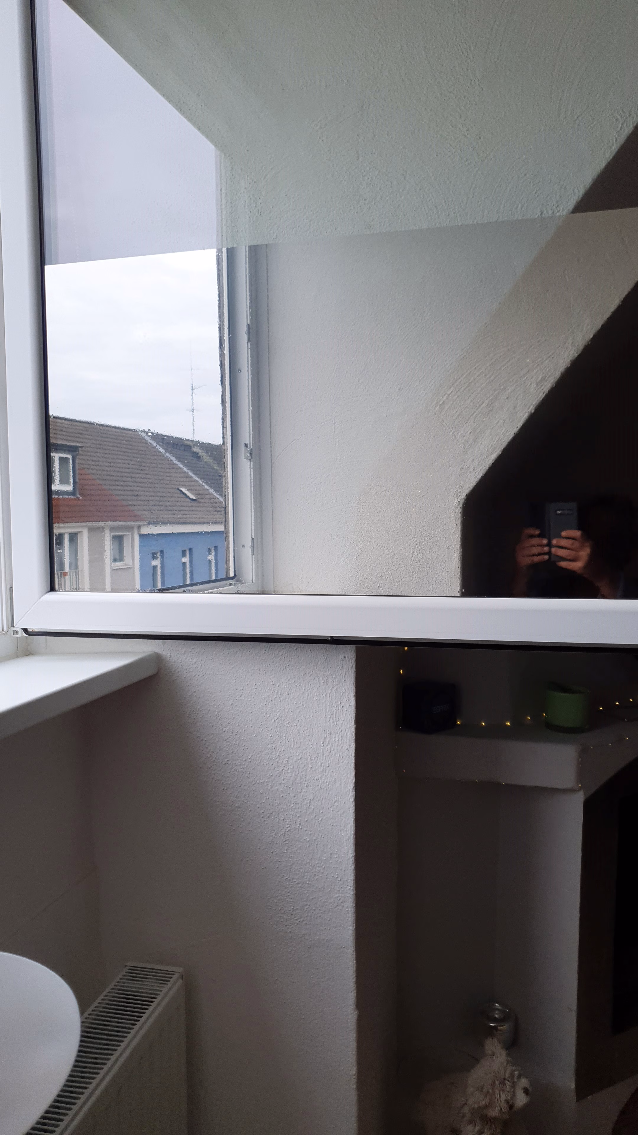 Spionspiegelfolie halbhoch auf einem Fenster foliert