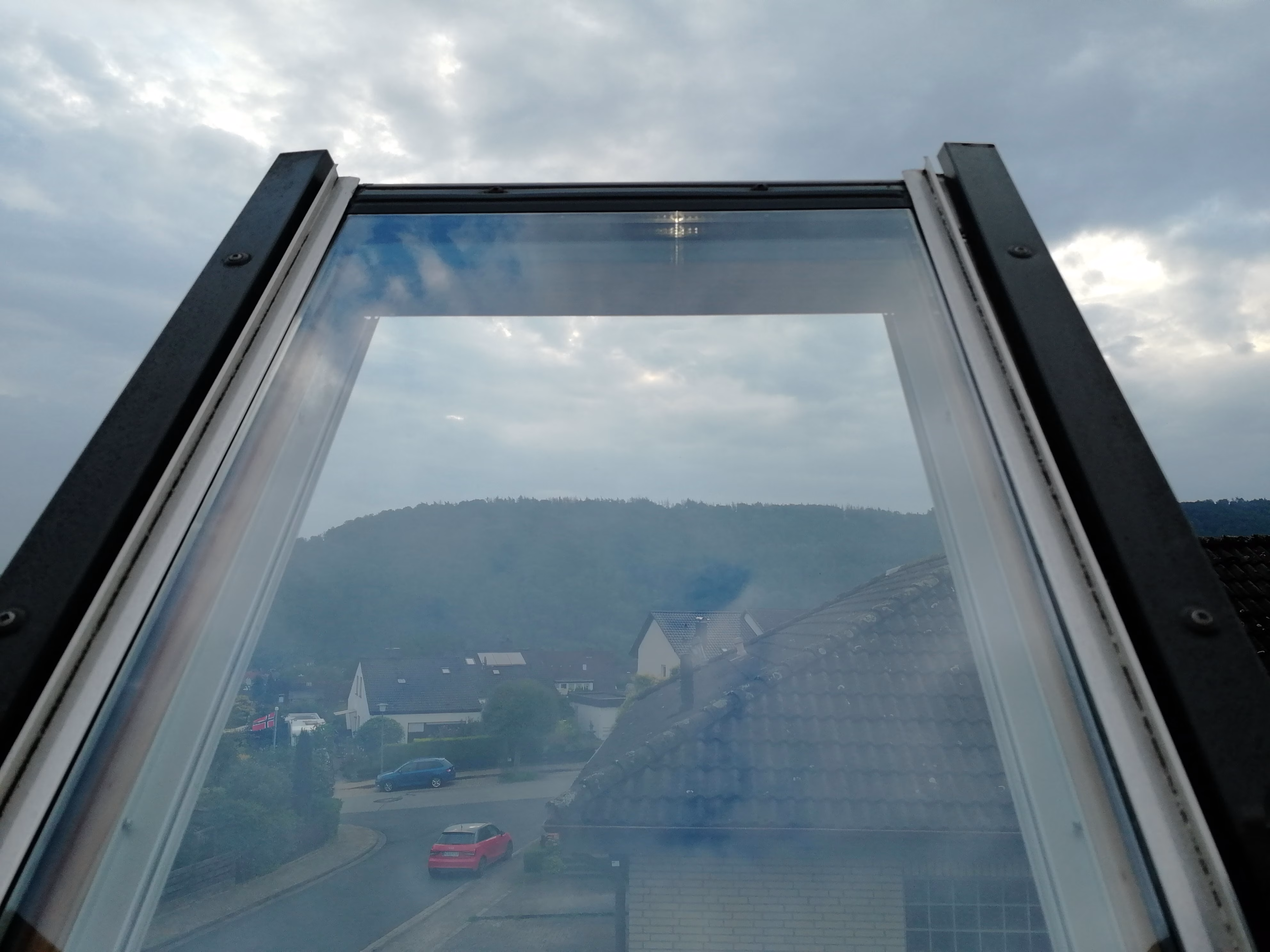 Eine 12mil Einbruchschutzfolie auf einem Dachfenster als Hagelschutz