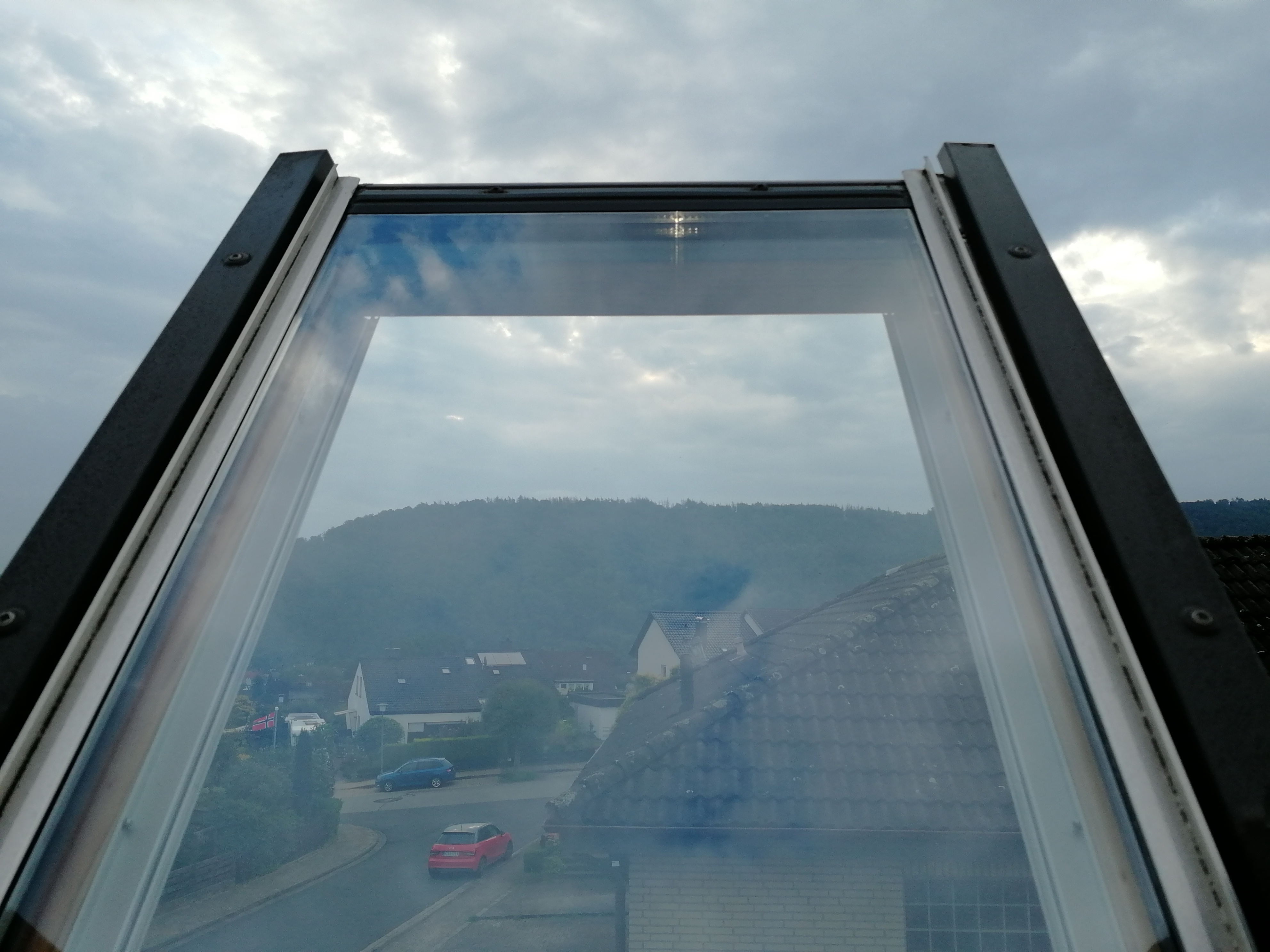 Eine 12mil Einbruchschutzfolie auf einem Dachfenster als Hagelschutz