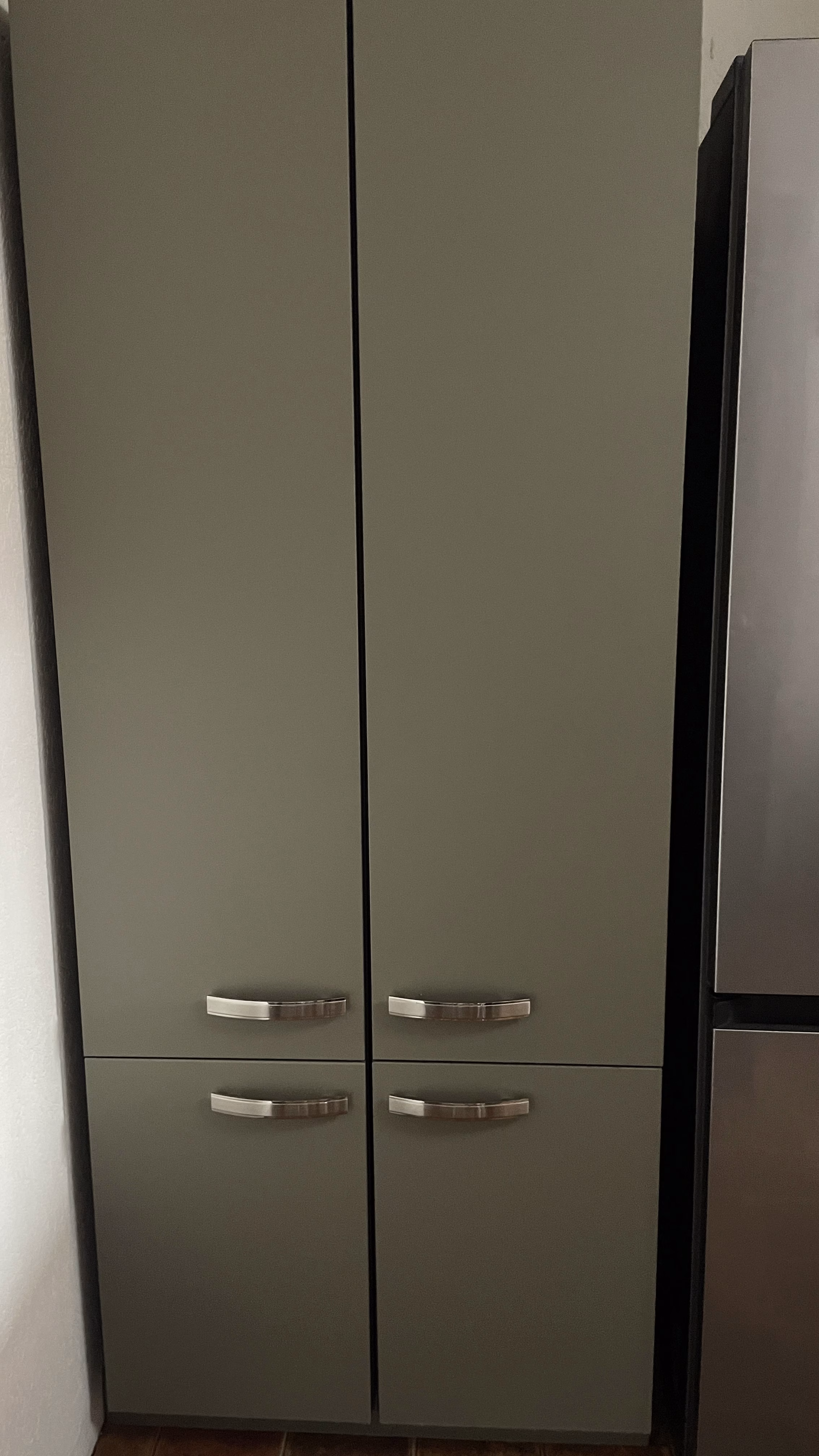 Hochschrank mit quarzgrauer Klebefolie foliert