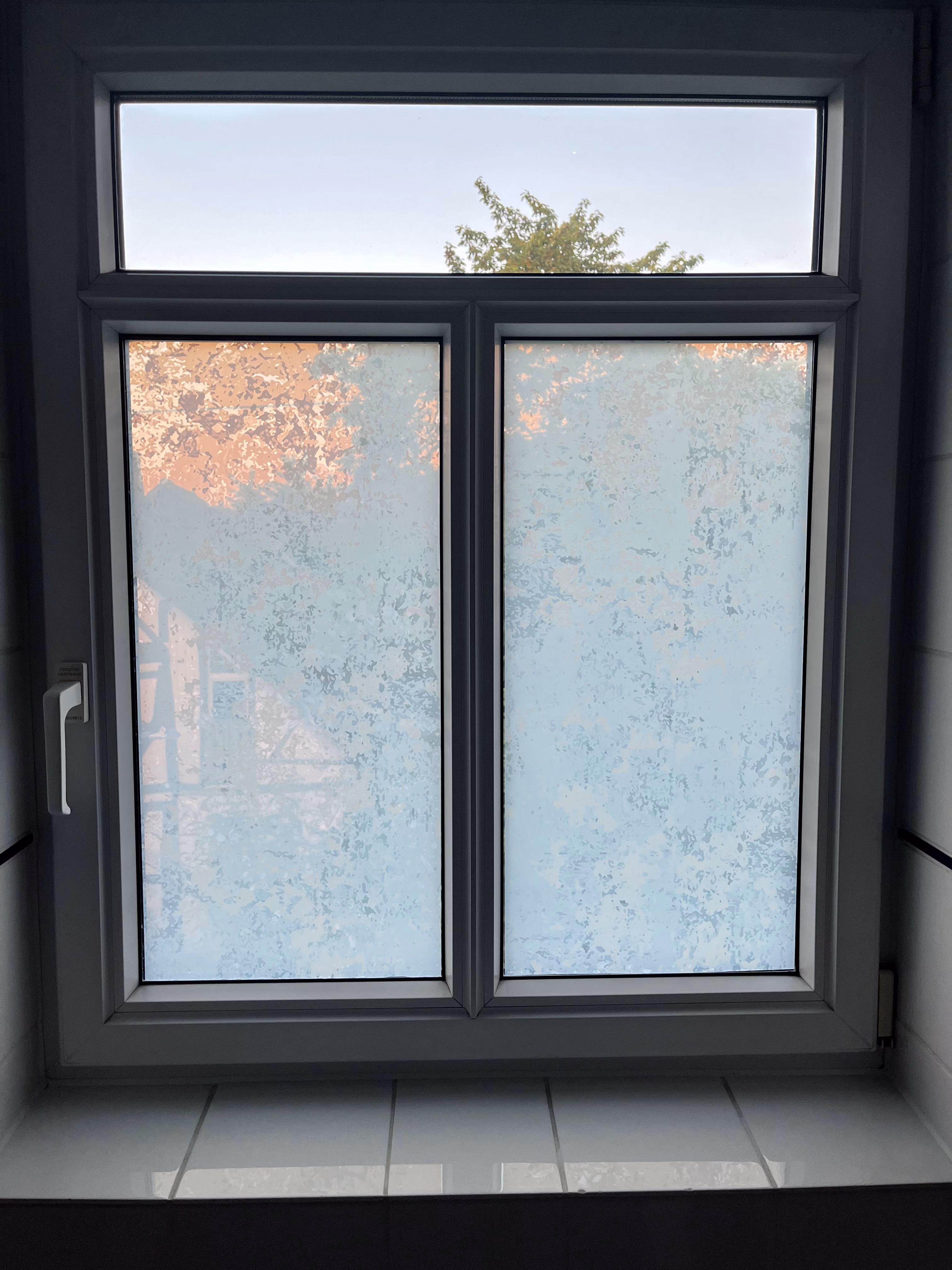 Sichtschutzfolie weißer Marmor im Badezimmer